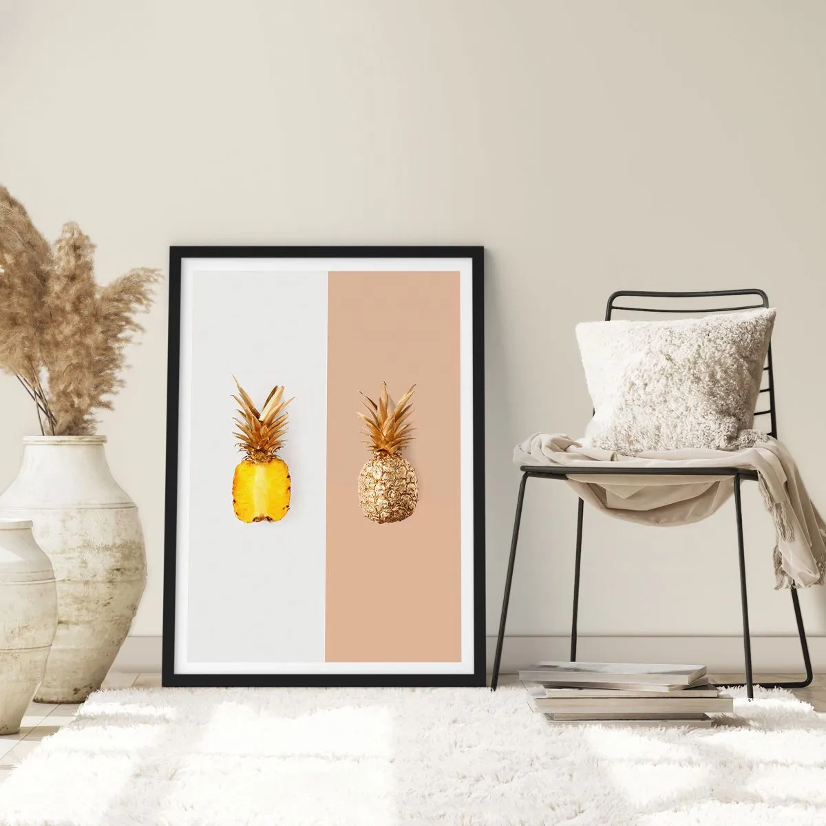 Plakat i sort ramme - En minimalistisk komposition af to ananaser - 50x70cm - Ananas til os - Moderne vægdekoration til stue og soveværelse ARTTOR