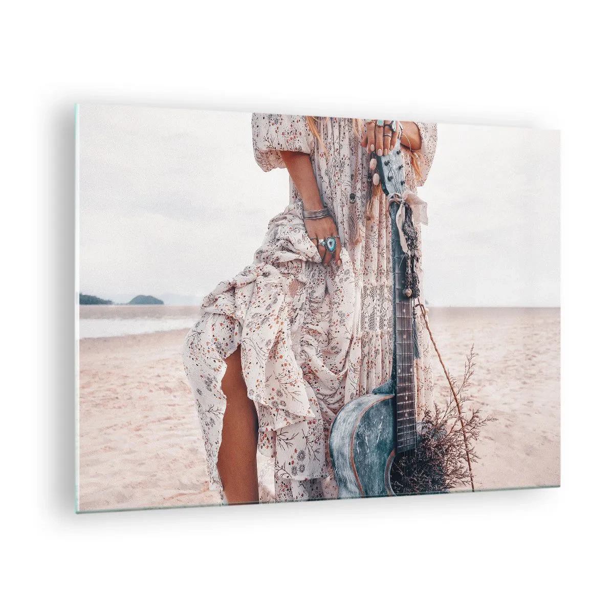 Billede på glas - Boho-stil kvinde med guitar på tom strand - 70x50cm - Børn blomster på vej - Moderne vægdekoration til stue og soveværelse ARTTOR