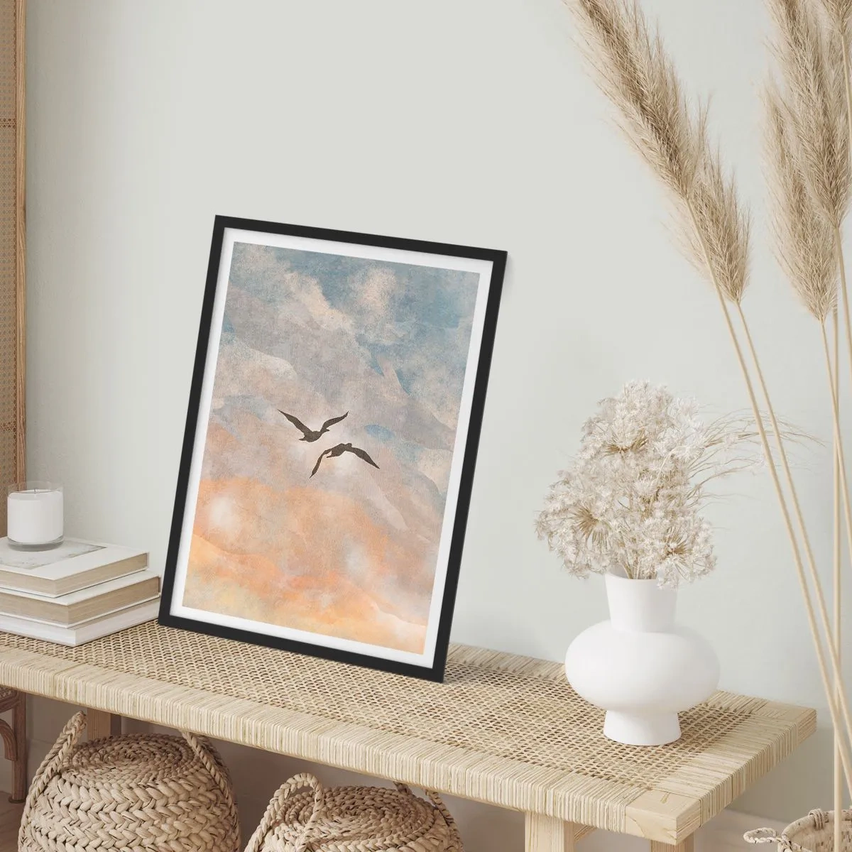 Plakat i sort ramme - To fugle, der flyver mod himlen, i sarte nuancer af blå og orange. - 50x70cm - Himmelsk dans - Moderne vægdekoration til stue og soveværelse ARTTOR