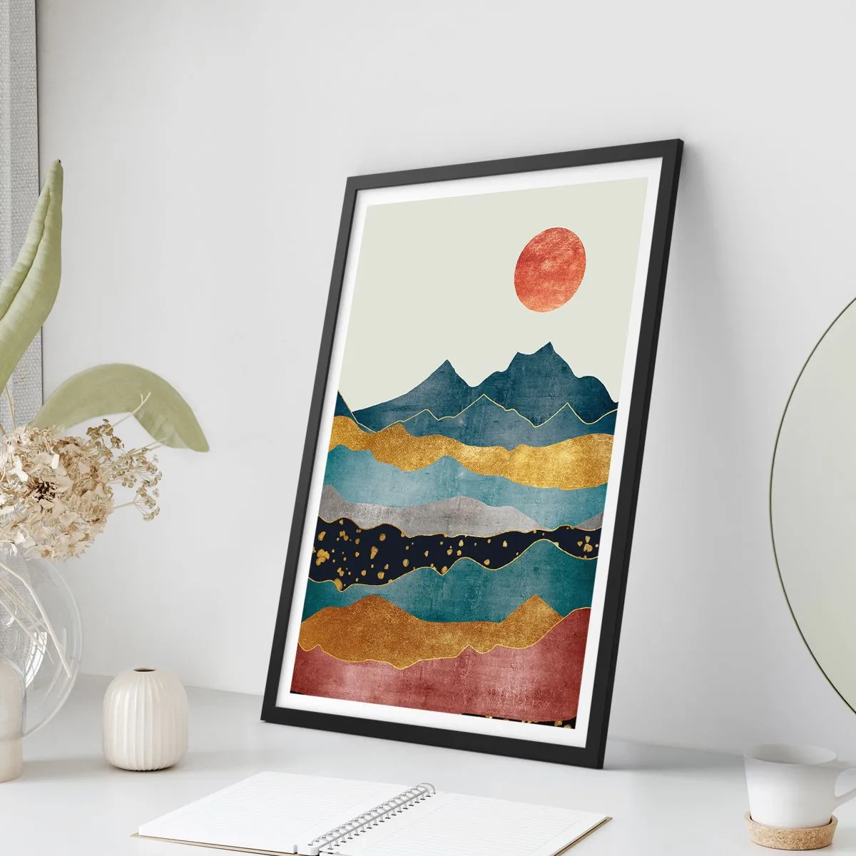 Plakat i sort ramme - Abstrakte bjerge i nuancer af guld, blå og rød - 50x70cm - Et tværsnit af verden - Moderne vægdekoration til stue og soveværelse ARTTOR