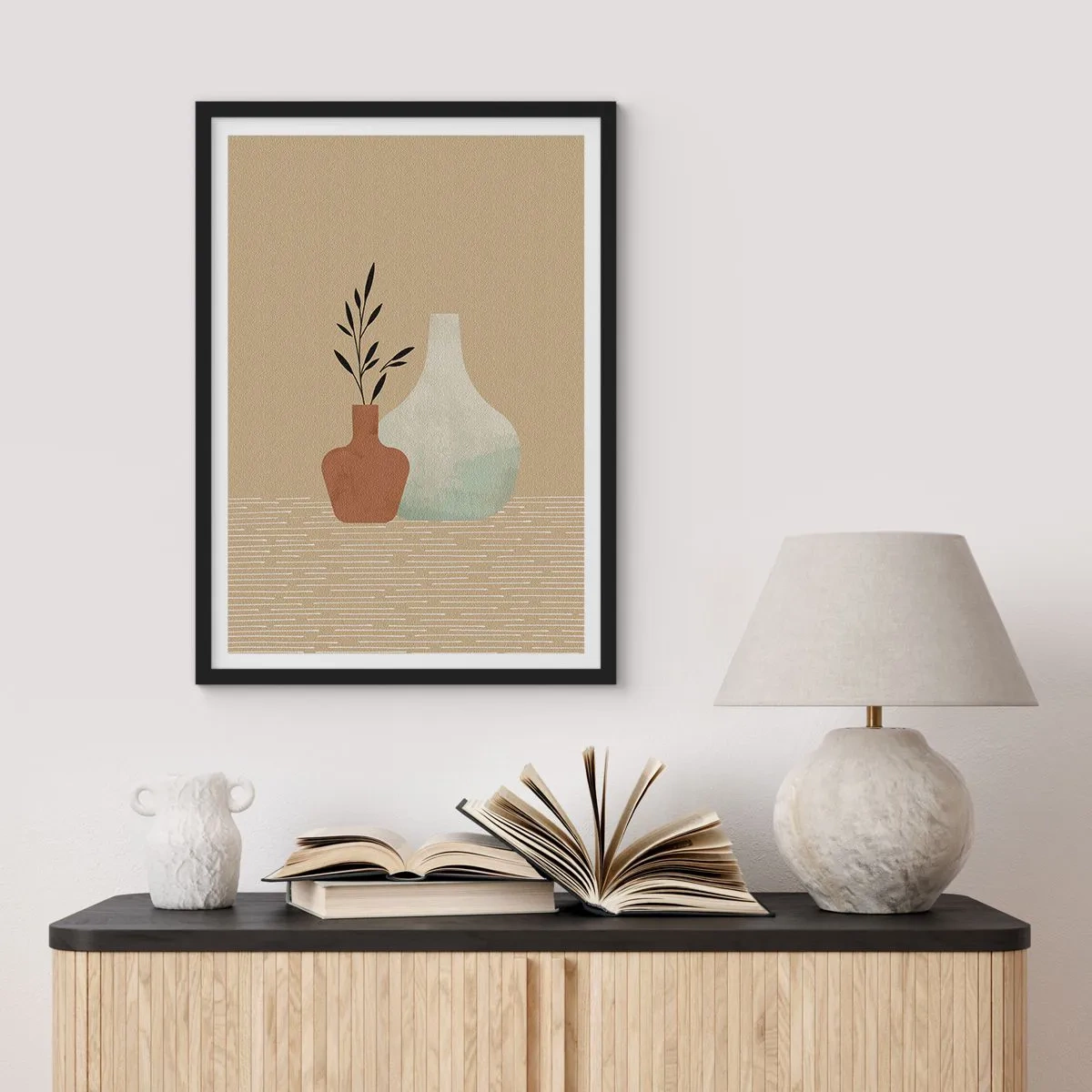 Plakat i sort ramme - Illustration af keramiske vaser i dæmpede farver - 50x70cm - Vase og dens idé - Moderne vægdekoration til stue og soveværelse ARTTOR