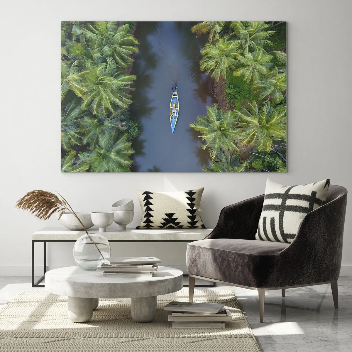Billede på glas - Fugleperspektiv af en båd, der sejler gennem en kanal blandt tropiske palmer - 70x50cm - På en tropisk sti - Moderne vægdekoration til stue og soveværelse ARTTOR