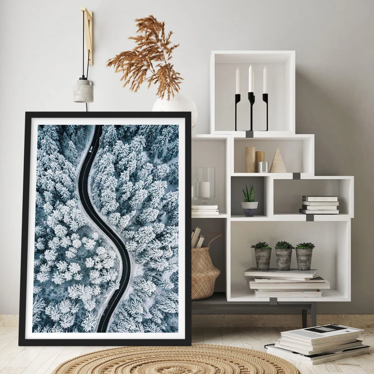 Plakat i sort ramme - En malerisk vej blandt snedækkede træer set fra fugleperspektiv - 50x70cm - Gennem en vinterskov - Moderne vægdekoration til stue og soveværelse ARTTOR