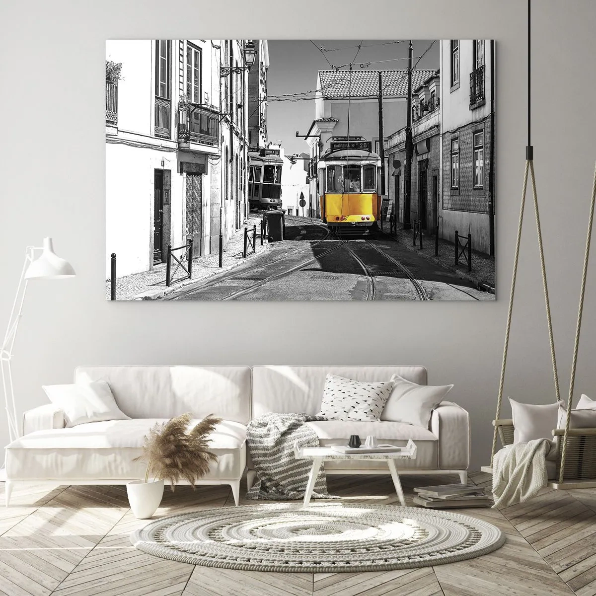Billede på glas - En gul sporvogn på en sort og hvid gade i en europæisk by. - 70x50cm - Lissabons ånd - Moderne vægdekoration til stue og soveværelse ARTTOR