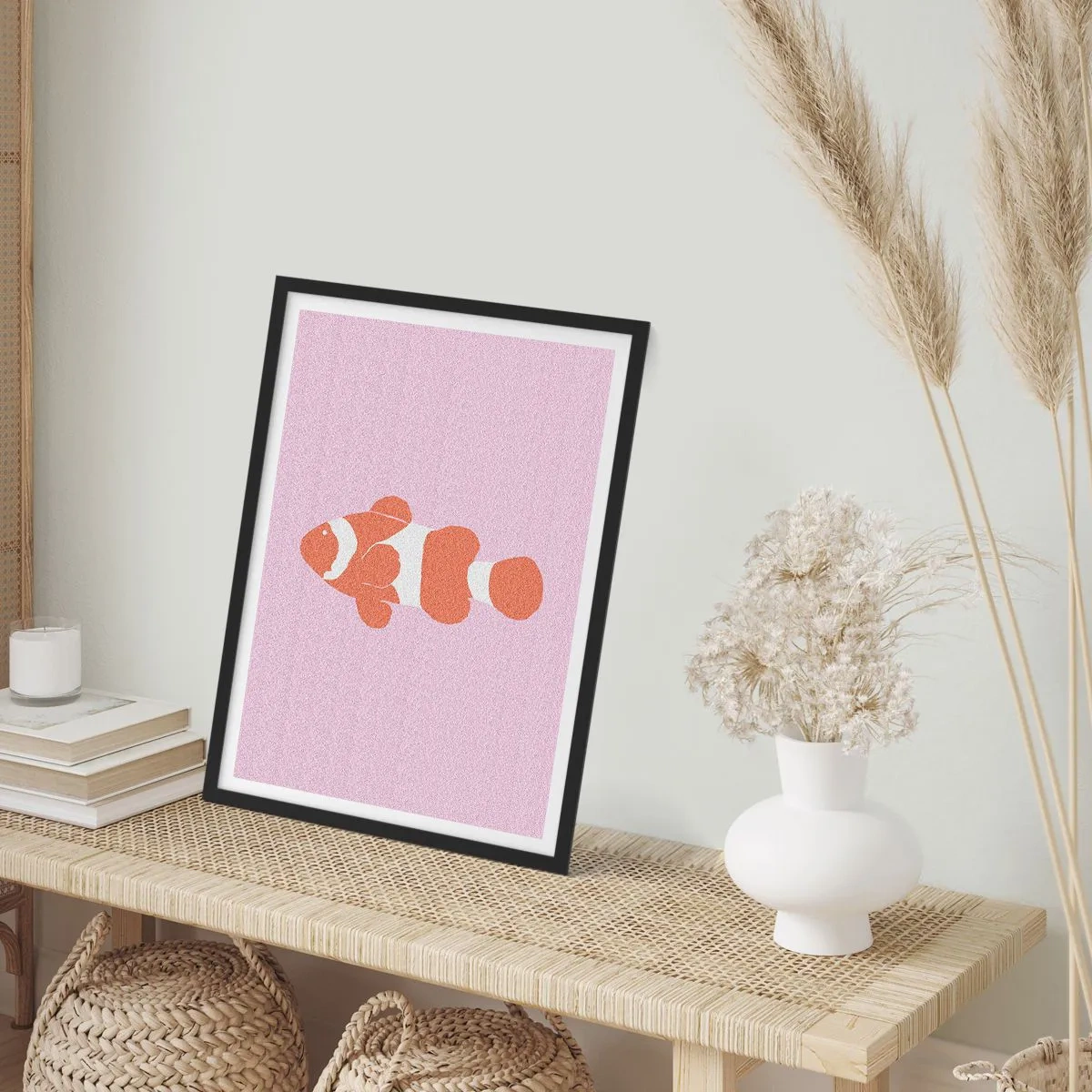 Plakat i sort ramme - Orange klovnfisk på en lilla baggrund - 50x70cm - I koraller til ansigt og hale - Moderne vægdekoration til stue og soveværelse ARTTOR