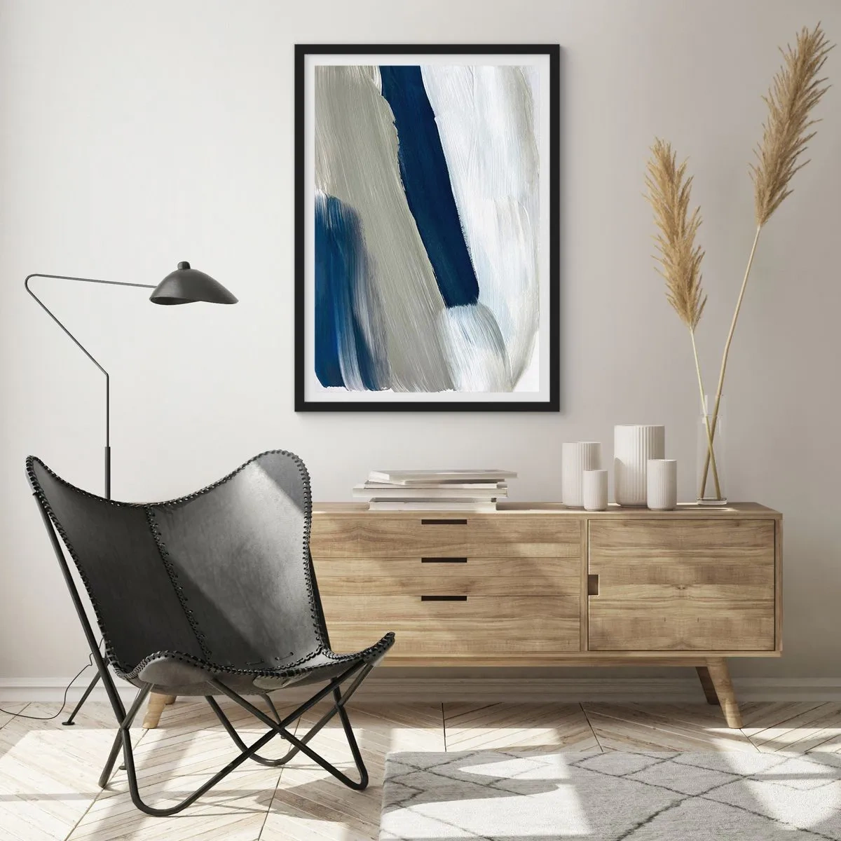Plakat i sort ramme - Abstrakte penselstrøg i marineblå nuancer - 50x70cm - Møde med det hvide - Moderne vægdekoration til stue og soveværelse ARTTOR