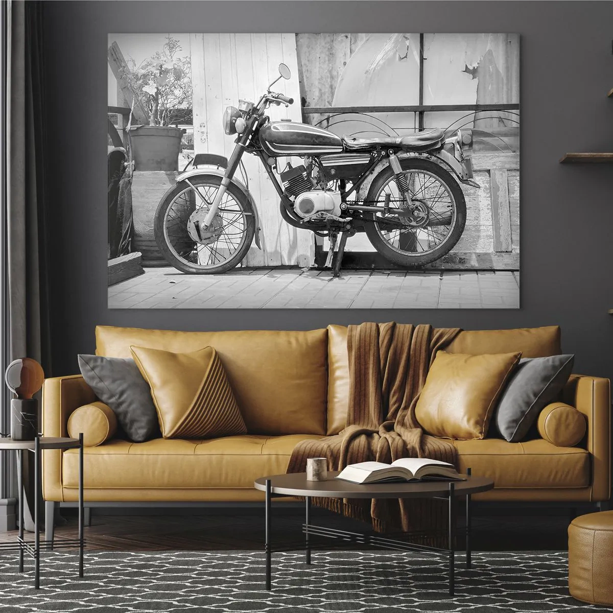 Billede på glas - En motorcykel i retrostil står op ad en trævæg - 70x50cm - Klassikere frem for alt - Moderne vægdekoration til stue og soveværelse ARTTOR