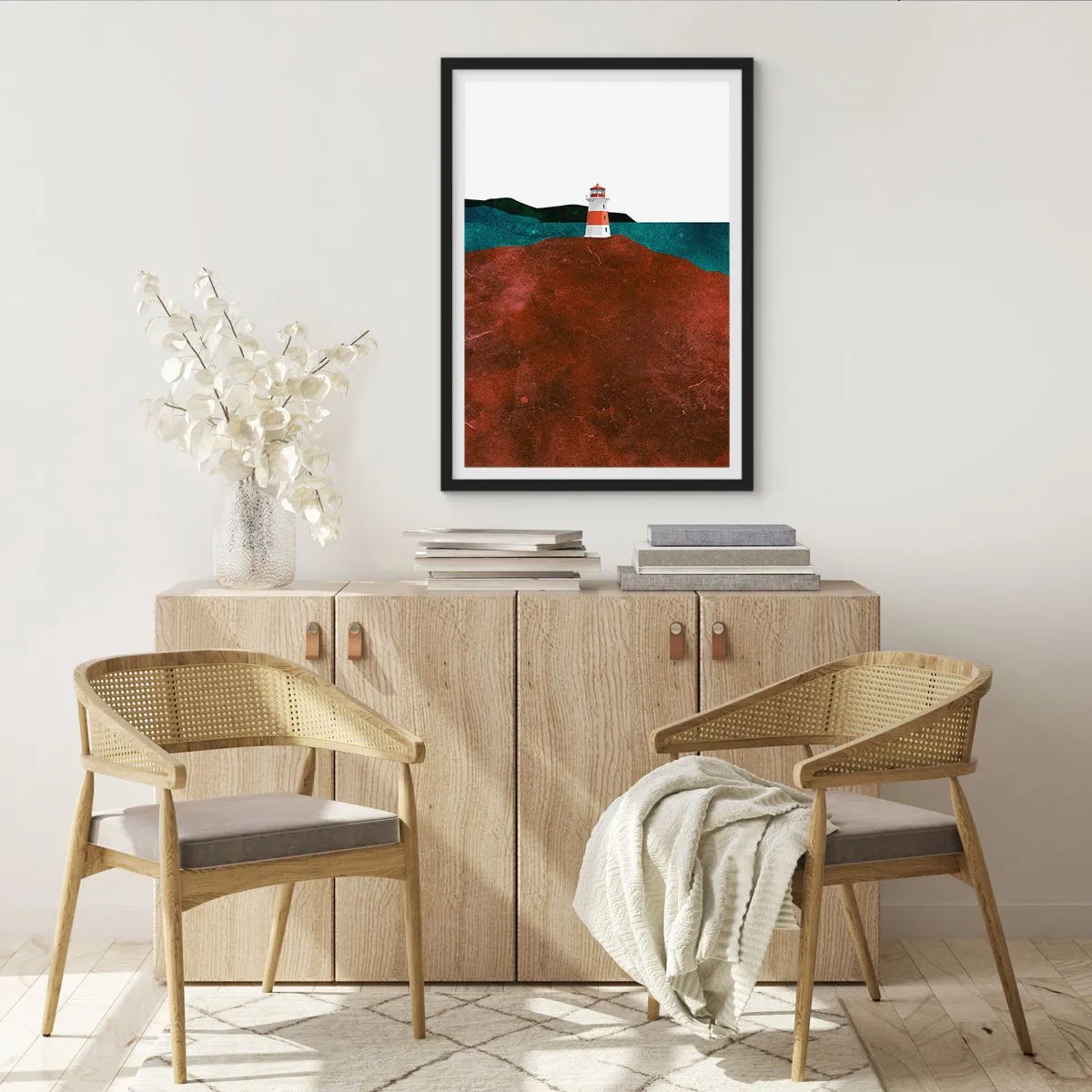 Plakat i sort ramme - Et minimalistisk landskab med et fyrtårn på en bakke - 50x70cm - Med blikket rettet mod havet - Moderne vægdekoration til stue og soveværelse ARTTOR