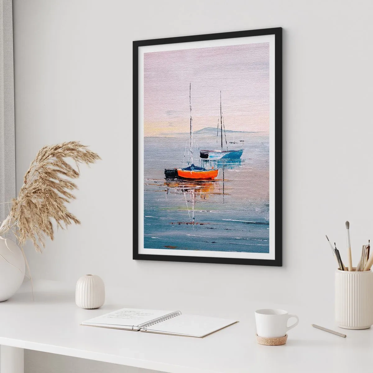 Plakat i sort ramme - Sejlbåde på roligt vand - 50x70cm - Et velfortjent hvil - Moderne vægdekoration til stue og soveværelse ARTTOR