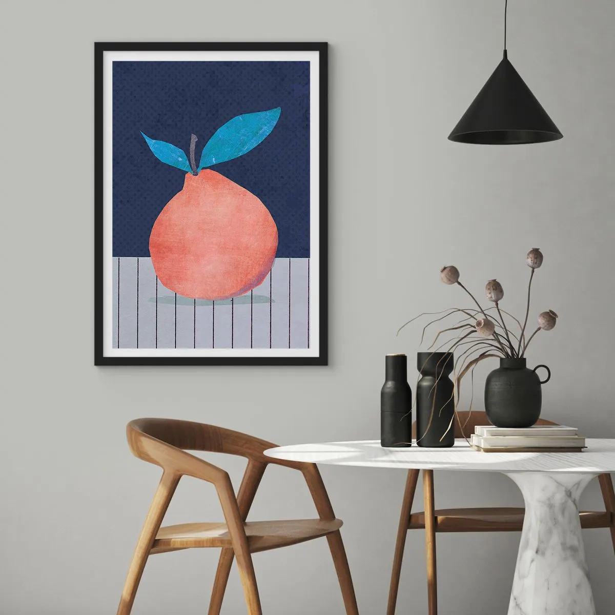 Plakat i sort ramme - En minimalistisk illustration af en appelsin på en marineblå baggrund - 50x70cm - Konveksitet og plan - Moderne vægdekoration til stue og soveværelse ARTTOR