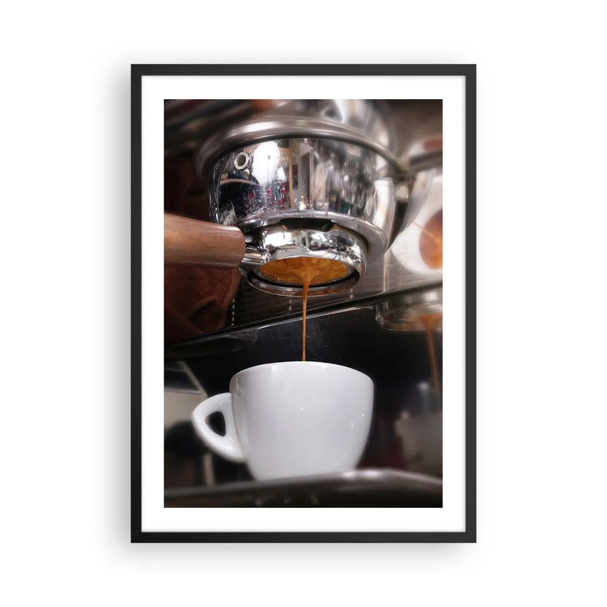 Plakat i sort ramme - En kaffemaskine hælder frisk espresso i en kop - 50x70cm - Et godt øjeblik på dagen - Moderne vægdekoration til stue og soveværelse ARTTOR
