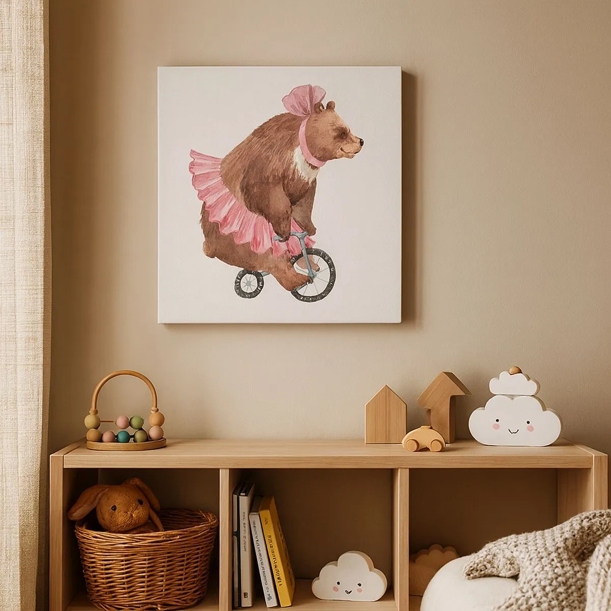 Lærredstryk - Billede på lærred - En bamse i en lyserød nederdel på en cykel i retrostil - 70x50cm - Sikke et cirkus! - Moderne vægdekoration til stue og soveværelse ARTTOR
