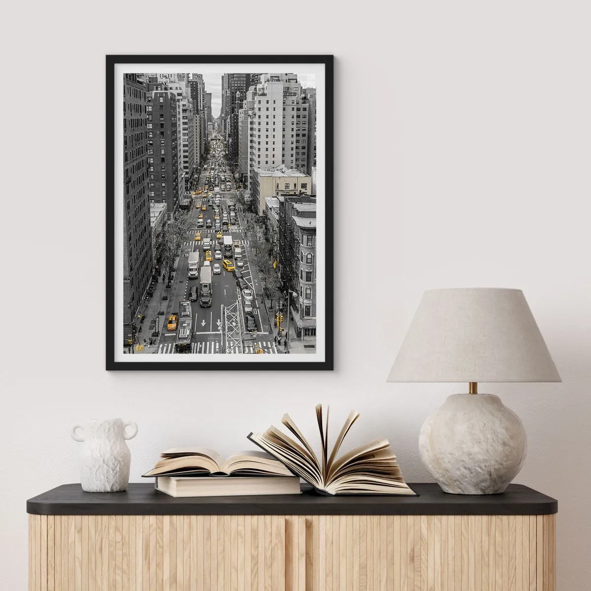 Plakat i sort ramme - New York City gade i sort og hvid med gule taxaer - 50x70cm - Livet i New York - Moderne vægdekoration til stue og soveværelse ARTTOR