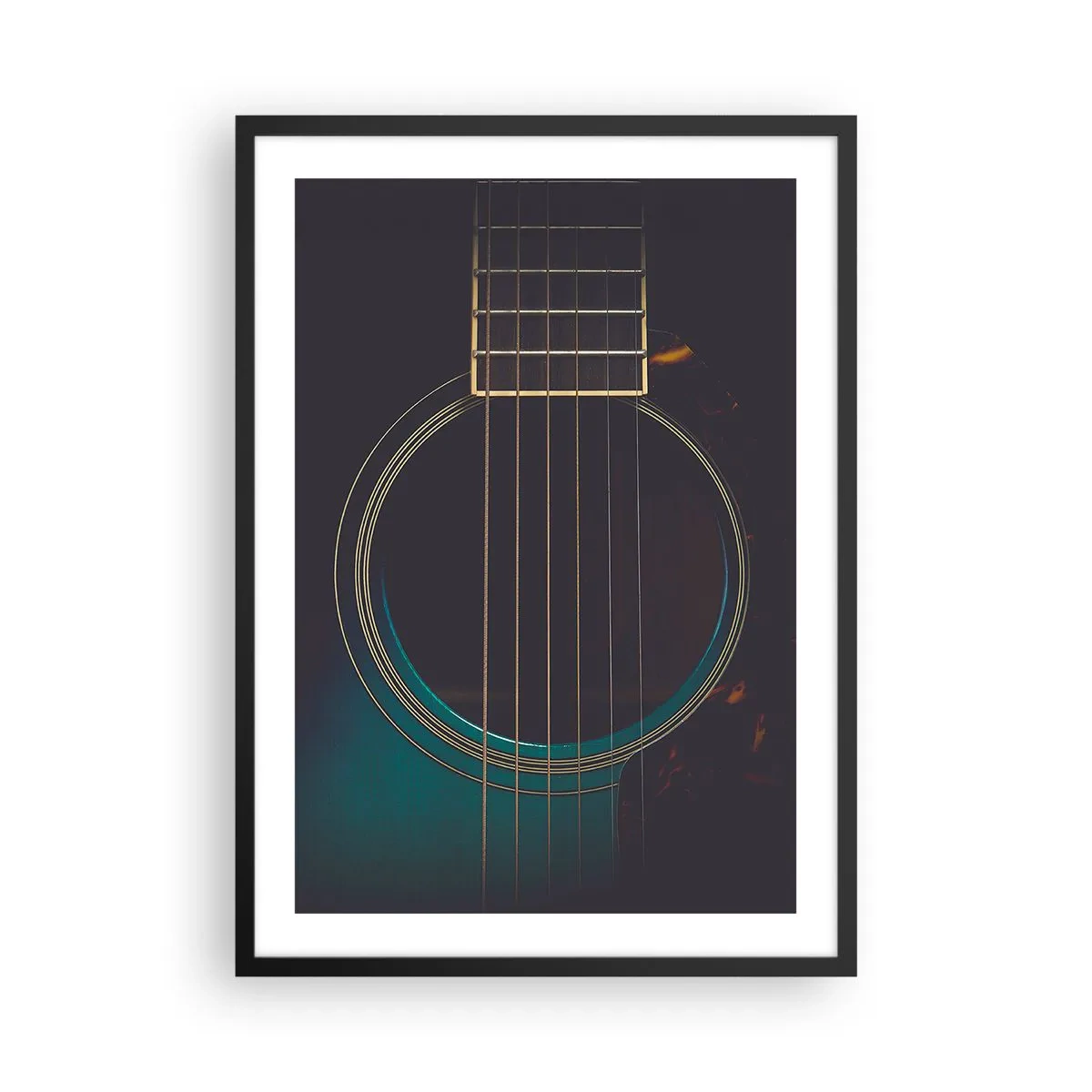 Plakat i sort ramme - Et kunstnerisk nærbillede af klangbunden på en akustisk guitar. - 50x70cm - Et øjeblik før det lyder - Moderne vægdekoration til stue og soveværelse ARTTOR