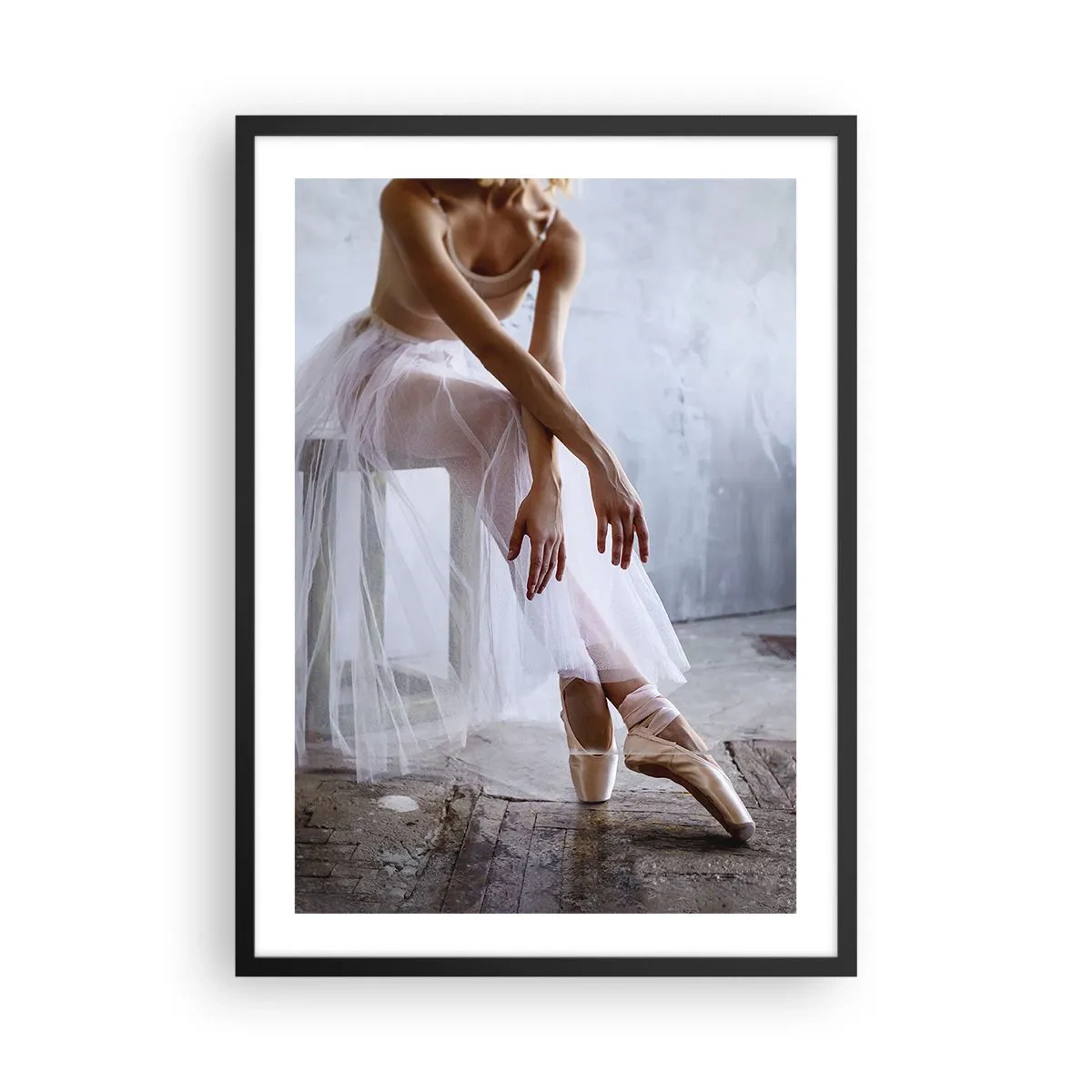 Plakat i sort ramme - En ballerina i en delikat positur mod en industriel baggrund - 50x70cm - Før rampelysene skinner - Moderne vægdekoration til stue og soveværelse ARTTOR