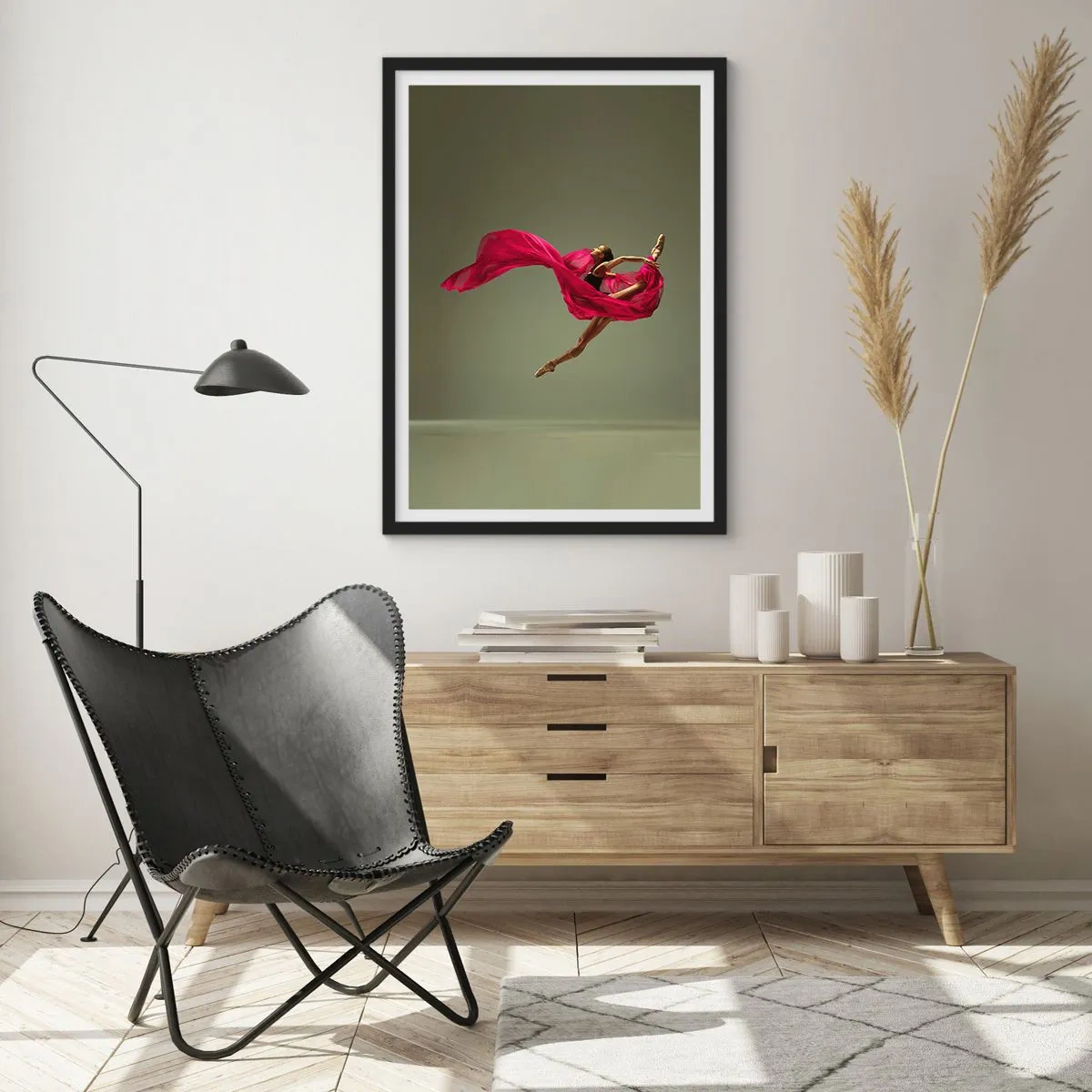 Plakat i sort ramme - En ballerina i rødt stof udfører et dynamisk hop. - 50x70cm - Dansende flamme - Moderne vægdekoration til stue og soveværelse ARTTOR