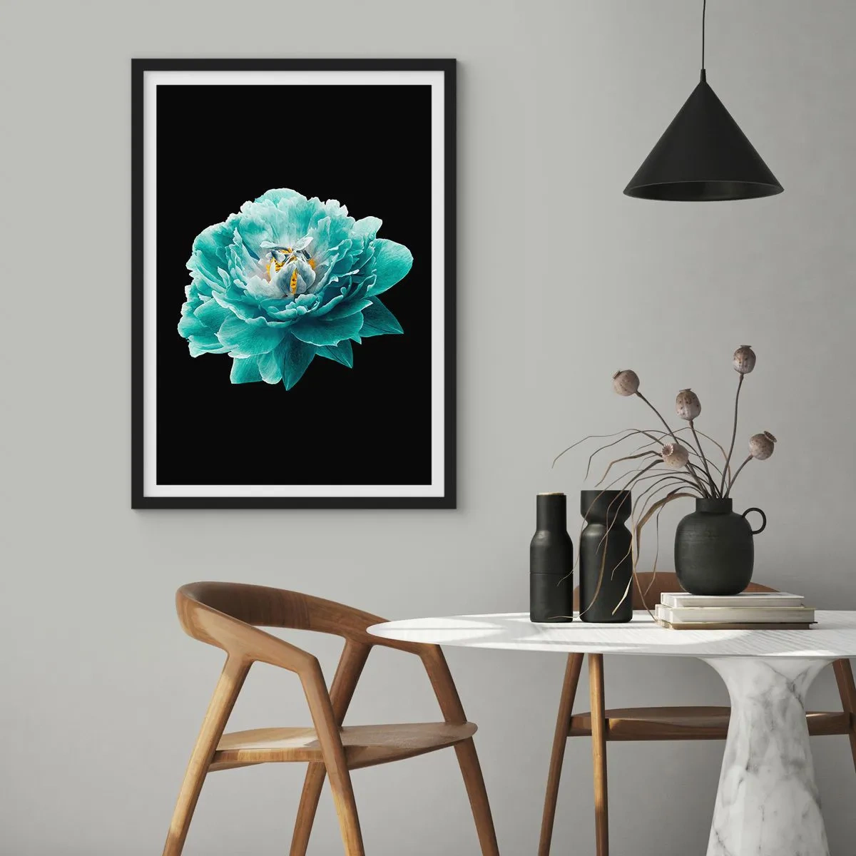 Plakat i sort ramme - Turkis blomst med en bi på sort baggrund - 50x70cm - Blå og gyldne kronblade - Moderne vægdekoration til stue og soveværelse ARTTOR