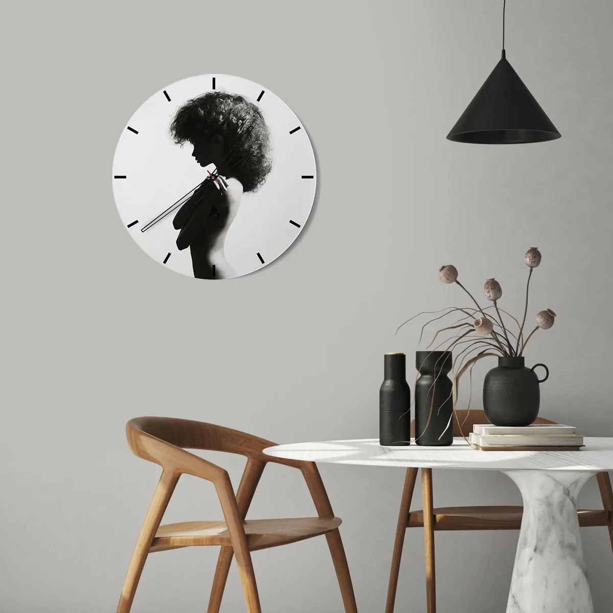 Vægur, Uret - Sort-hvidt portræt af en kvinde i halvprofil med en dynamisk frisure - 30x30cm - Som en blomst på en slank stilk - Moderne vægdekoration til stue, køkken og soveværelse ARTTOR