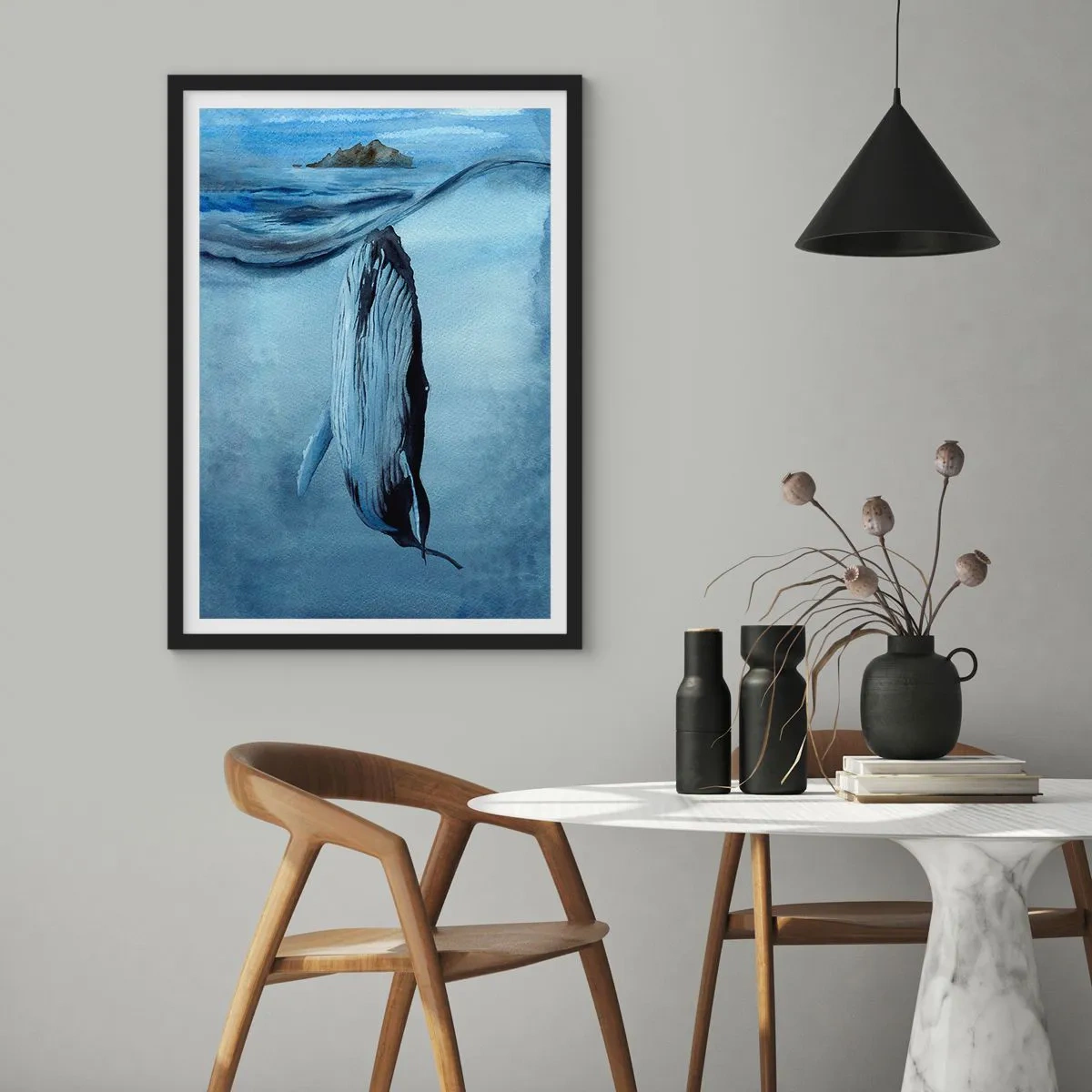 Plakat i sort ramme - En hval under havets overflade - 50x70cm - To verdener i nord - Moderne vægdekoration til stue og soveværelse ARTTOR