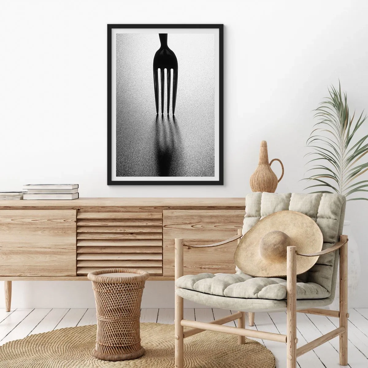 Plakat i sort ramme - Et minimalistisk sort-hvidt fotografi af en gaffel og en skygge. - 50x70cm - Lys og skygge - Moderne vægdekoration til stue og soveværelse ARTTOR