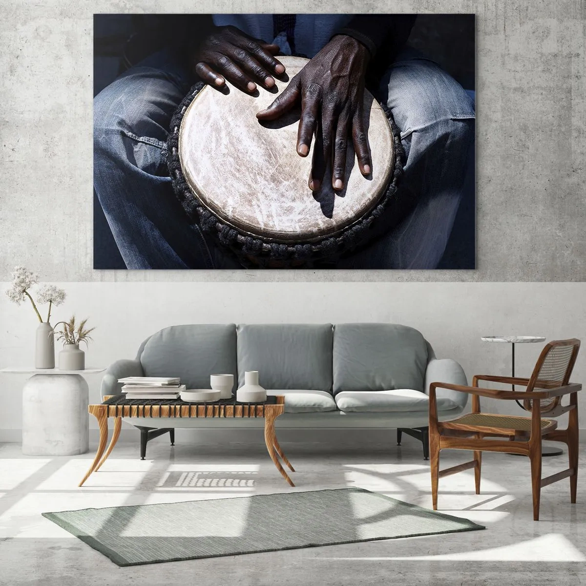 Billede på glas - Nærbillede af hænder, der spiller på en djembe-tromme - 70x50cm - Lev i takt med din rytme - Moderne vægdekoration til stue og soveværelse ARTTOR