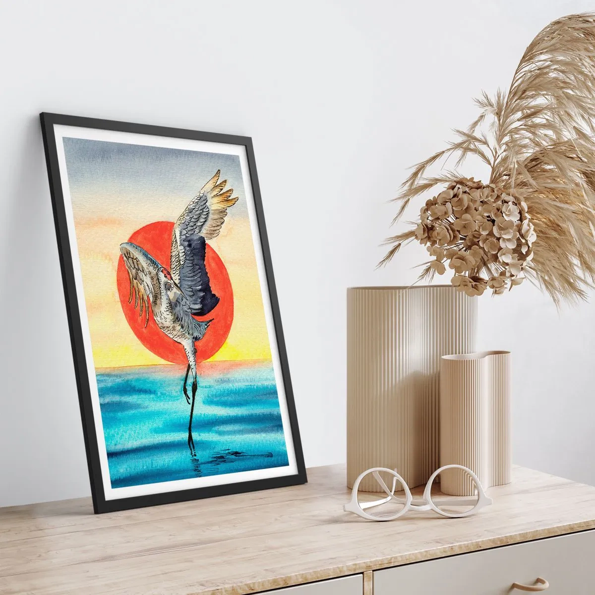 Plakat i sort ramme - En kran svæver over vandet mod en rød sol - 50x70cm - Tid til at gå tilbage - Moderne vægdekoration til stue og soveværelse ARTTOR