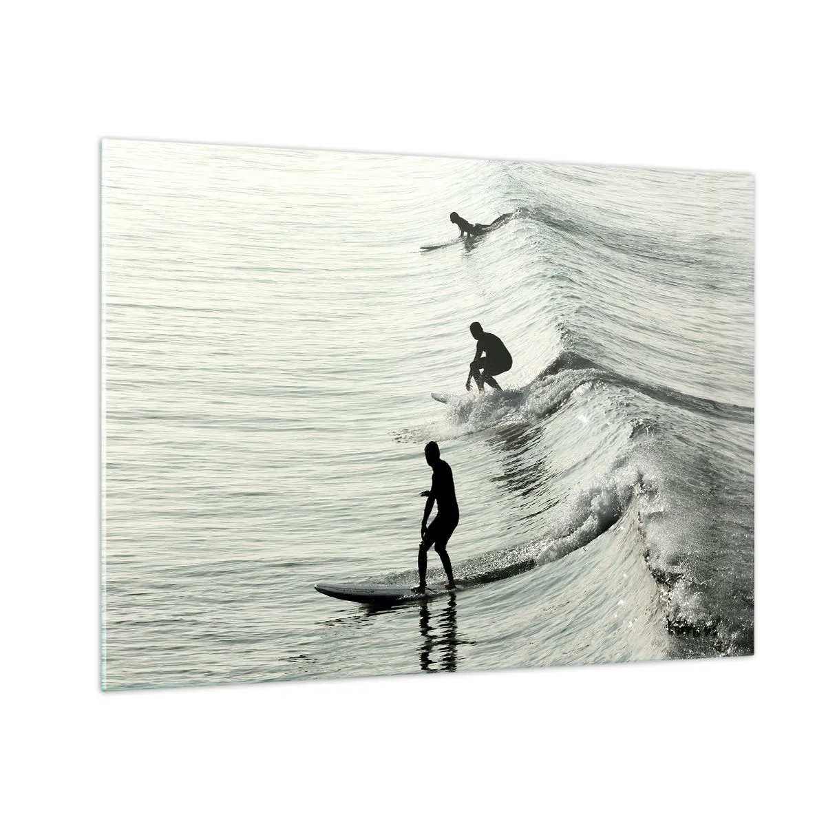 Billede på glas - Tre surfere rider på bølgerne om morgenen - 70x50cm - Mødet med bølgen - Moderne vægdekoration til stue og soveværelse ARTTOR