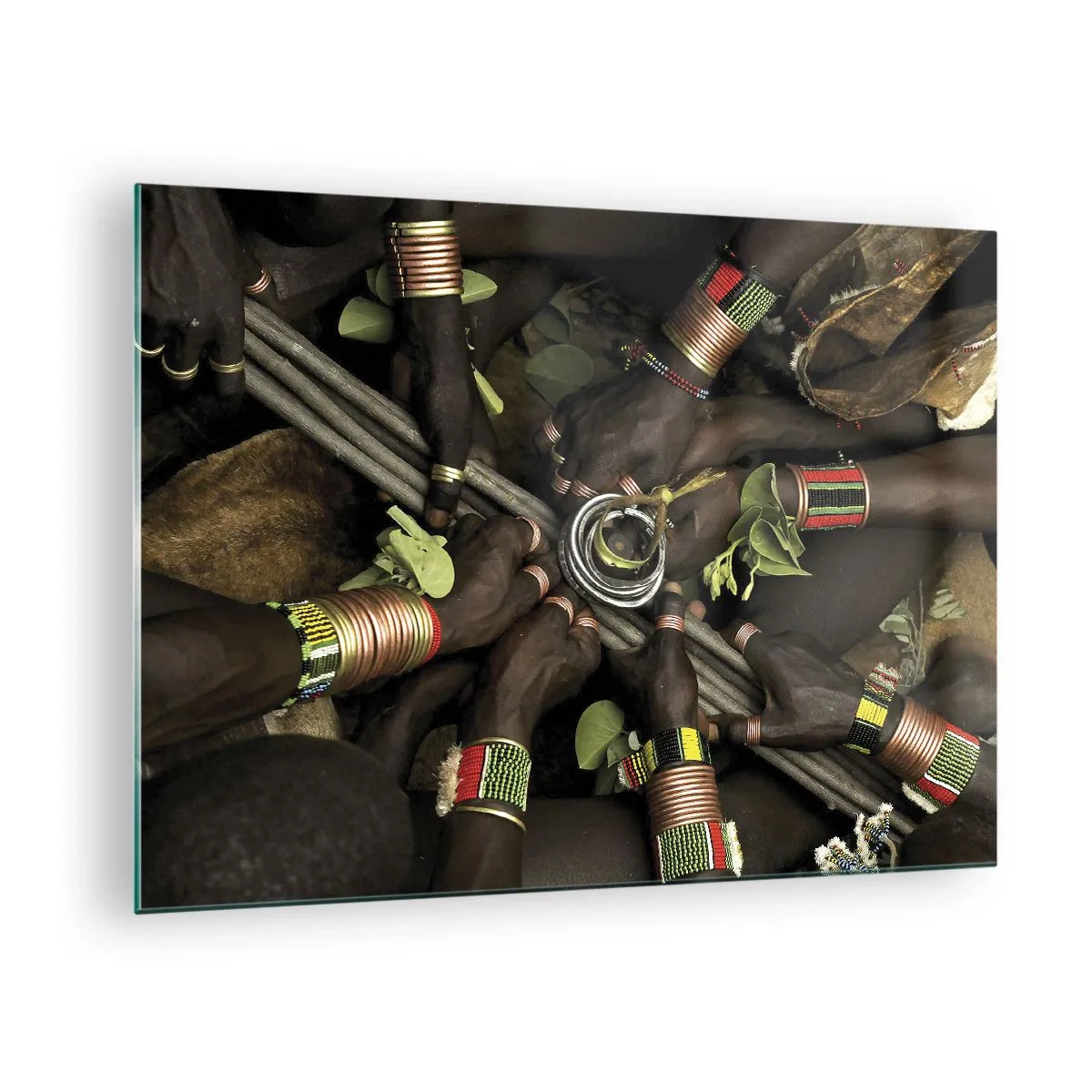 Billede på glas - Hænder med armbånd, der holder et kar i en rituel gestus - 70x50cm - Vi er sammen - Moderne vægdekoration til stue og soveværelse ARTTOR