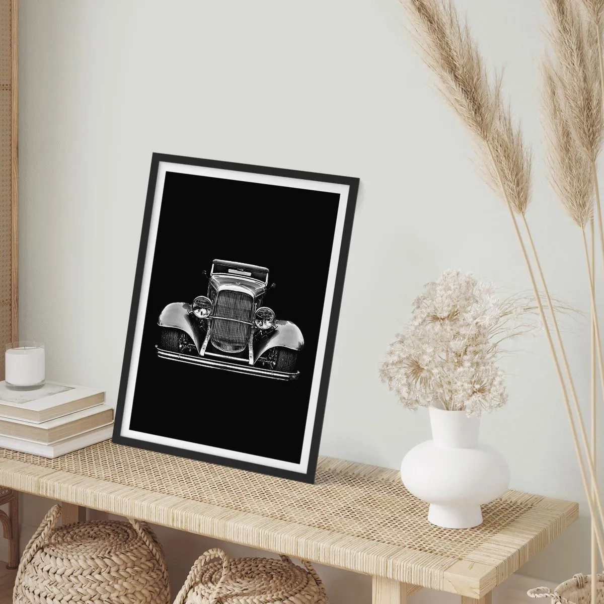 Plakat i sort ramme - Sort-hvidt fotografi af en klassisk bil mod en sort baggrund - 50x70cm - En sand genelman - Moderne vægdekoration til stue og soveværelse ARTTOR
