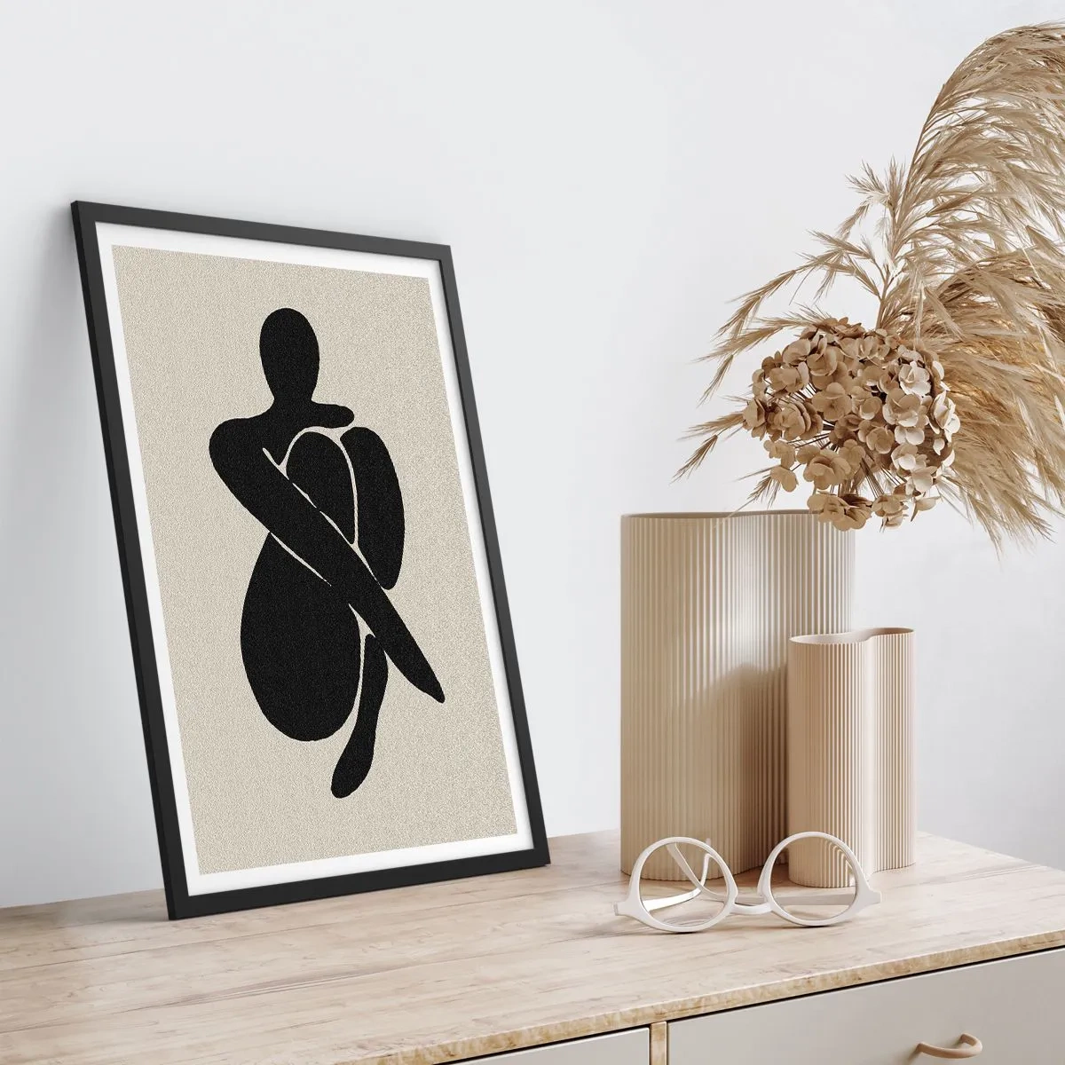 Plakat i sort ramme - Abstrakt figur i en positur med arme viklet om kroppen, sort-hvid illustration - 50x70cm - I din egen favn - Moderne vægdekoration til stue og soveværelse ARTTOR