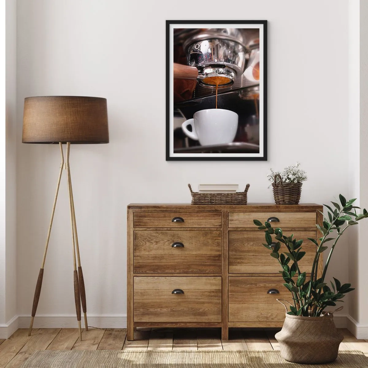 Plakat i sort ramme - En kaffemaskine hælder frisk espresso i en kop - 50x70cm - Et godt øjeblik på dagen - Moderne vægdekoration til stue og soveværelse ARTTOR