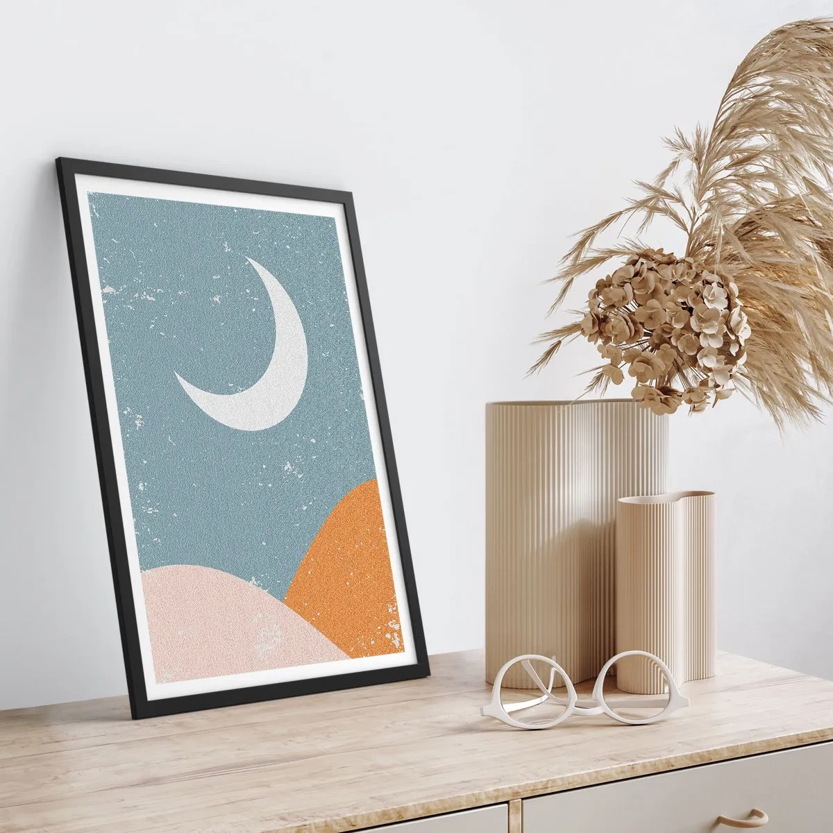 Plakat i sort ramme - En minimalistisk måne over et abstrakt landskab. - 50x70cm - De mange nætters mirakel - Moderne vægdekoration til stue og soveværelse ARTTOR