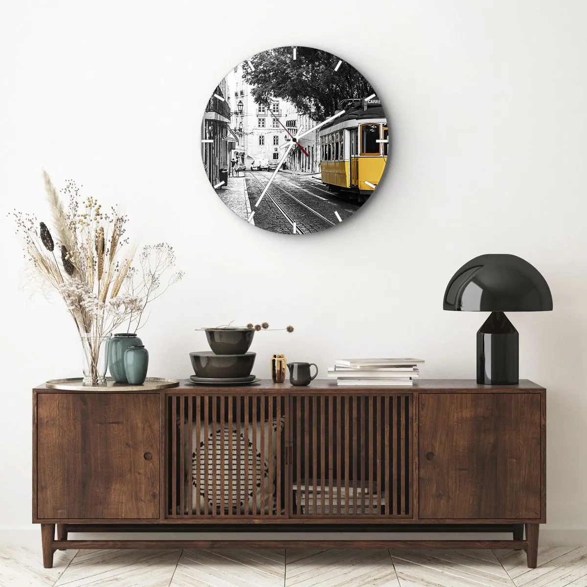 Vægur, Uret - En gul sporvogn på en sort og hvid gade i et historisk distrikt - 30x30cm - Og en fado i baggrunden - Moderne vægdekoration til stue, køkken og soveværelse ARTTOR