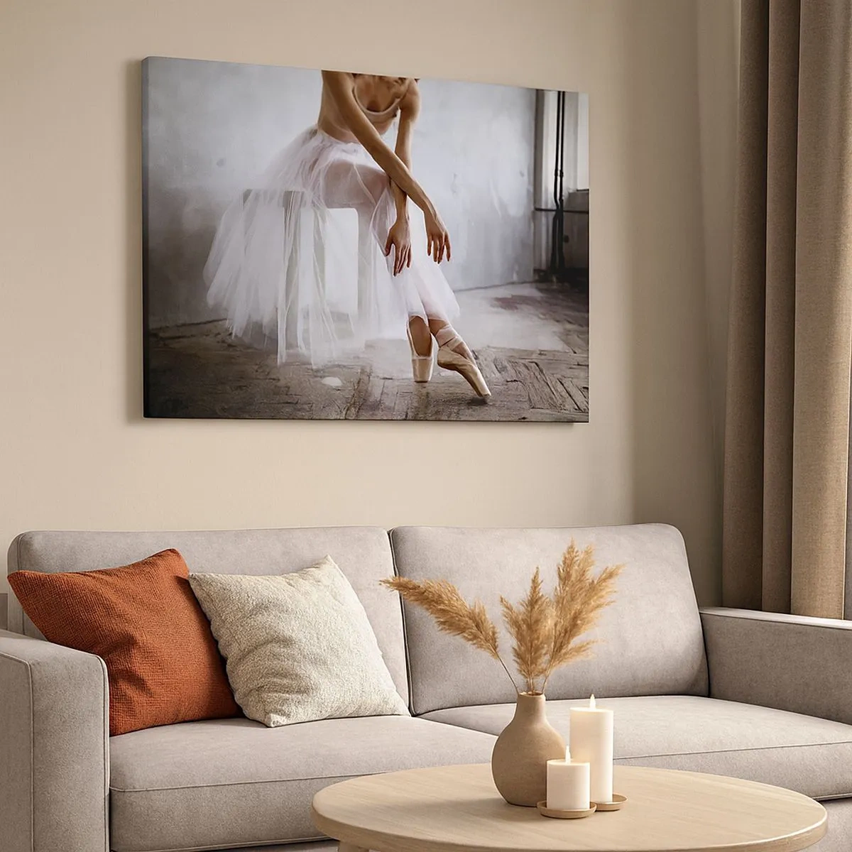 Lærredstryk - Billede på lærred - En ballerina i en delikat positur mod en industriel baggrund - 70x50cm - Før rampelysene skinner - Moderne vægdekoration til stue og soveværelse ARTTOR