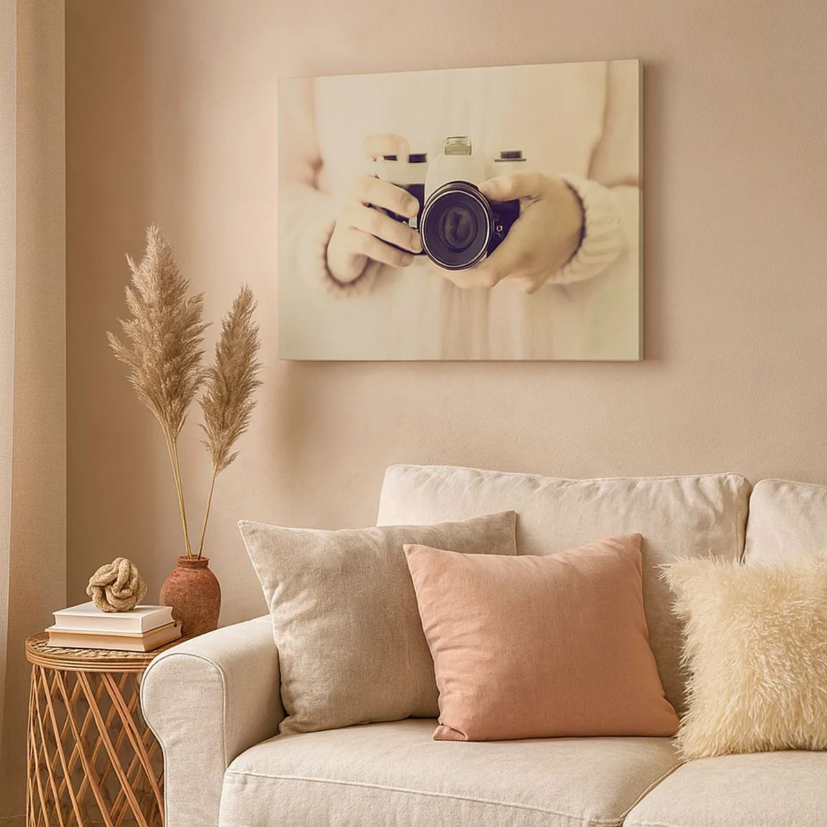 Lærredstryk - Billede på lærred - Retro kamera holdt i hænderne mod en lys baggrund - 70x50cm - For at se mere... - Moderne vægdekoration til stue og soveværelse ARTTOR