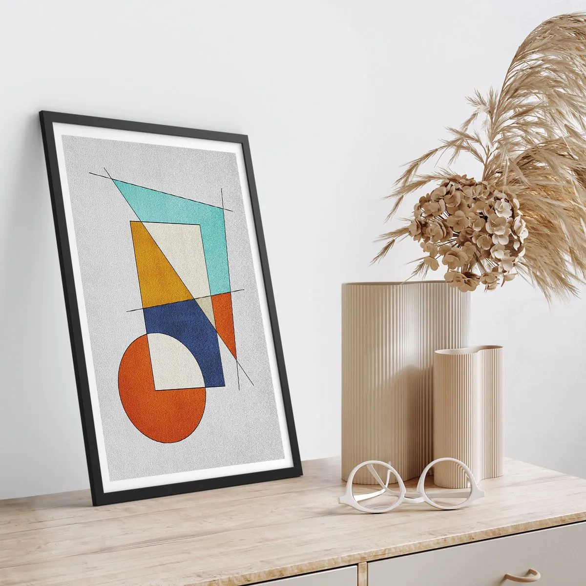 Plakat i sort ramme - Geometrisk abstraktion med farverige figurer og linjer - 50x70cm - Abstraktion: modernistisk leg - Moderne vægdekoration til stue og soveværelse ARTTOR
