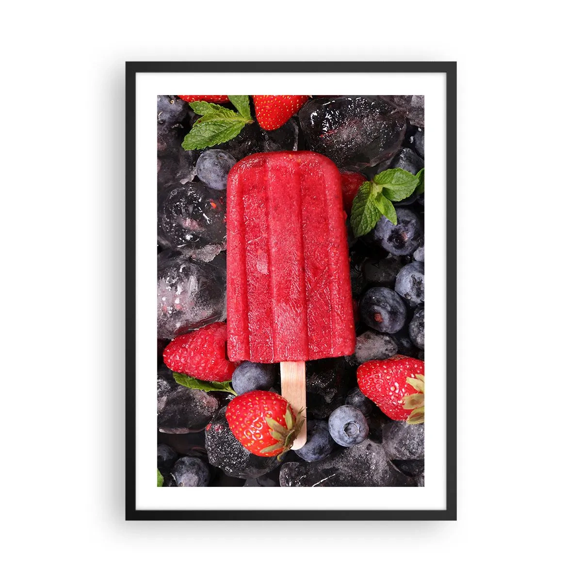 Plakat i sort ramme - Rød issorbet på en pind omgivet af jordbær og blåbær - 50x70cm - En smag af varm sommer - Moderne vægdekoration til stue og soveværelse ARTTOR