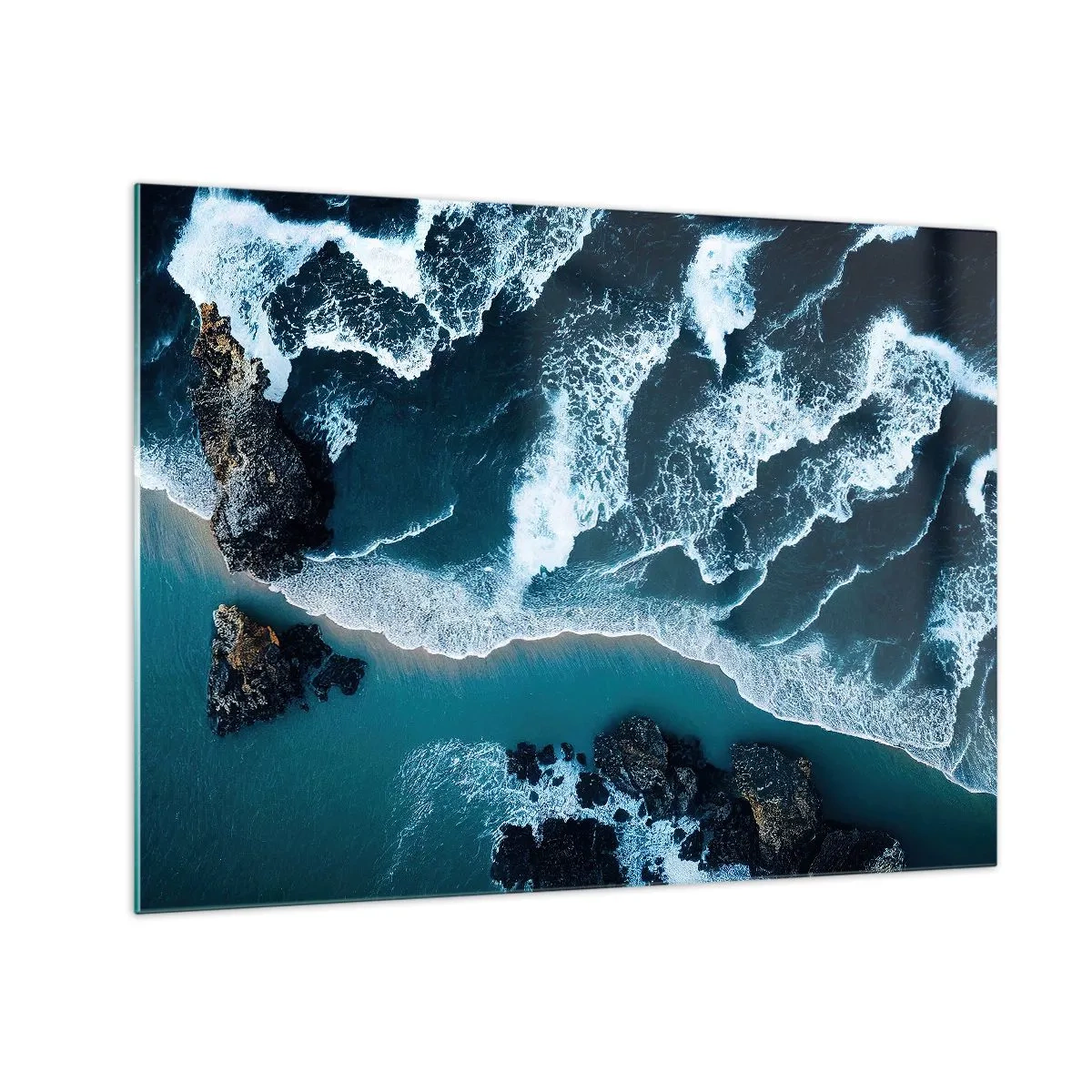 Billede på glas - Havbølger, der slår mod den klippefyldte kyst - 70x50cm - Svøbt i bølger - Moderne vægdekoration til stue og soveværelse ARTTOR