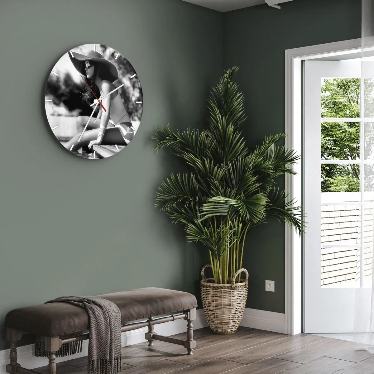 Vægur, Uret - Stilfuldt kvindeportræt i hat og solbriller ved poolen - 30x30cm - Sommerdrøm - Moderne vægdekoration til stue, køkken og soveværelse ARTTOR