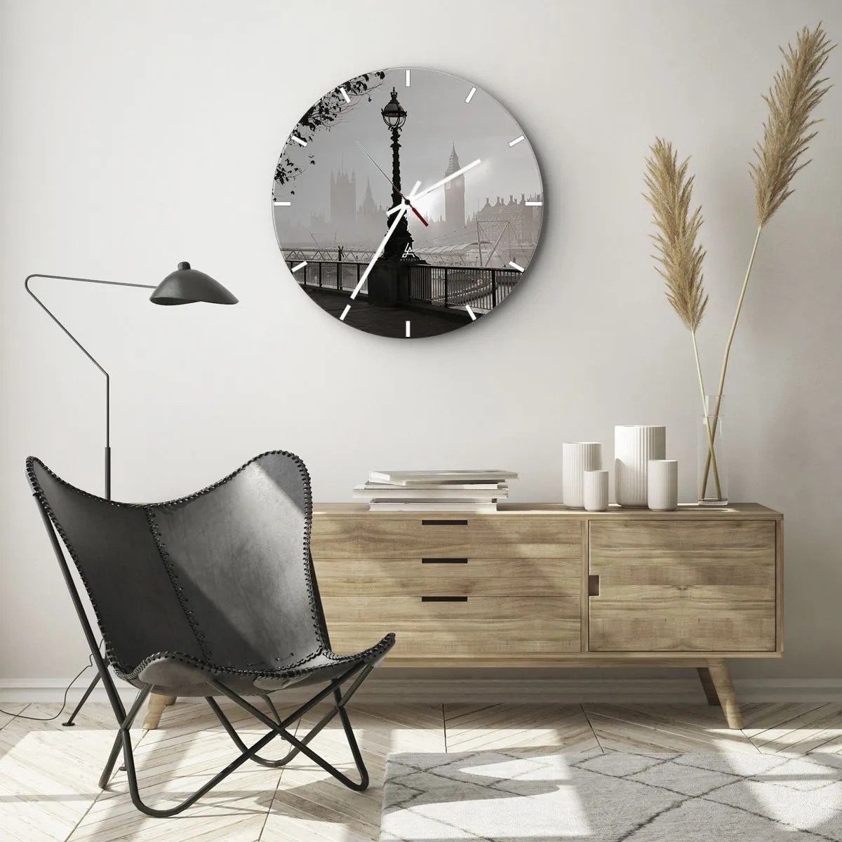 Vægur, Uret - Et fyrtårn på Themsen med Londons skyline i baggrunden - 30x30cm - London morgen - Moderne vægdekoration til stue, køkken og soveværelse ARTTOR