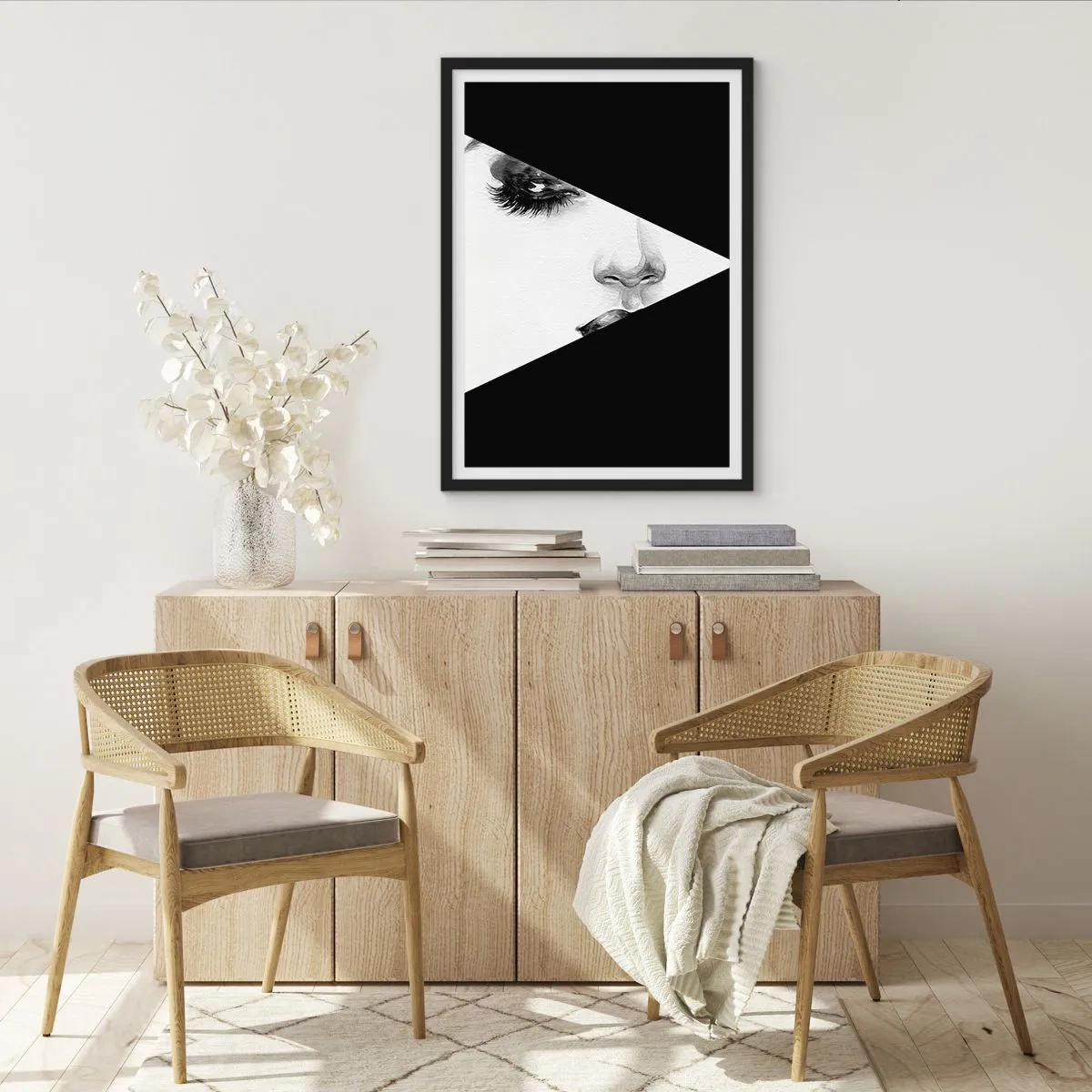 Plakat i sort ramme - Et minimalistisk portræt af en kvinde i sort-hvid med en geometrisk opdeling. - 50x70cm - Altid uopdaget - Moderne vægdekoration til stue og soveværelse ARTTOR