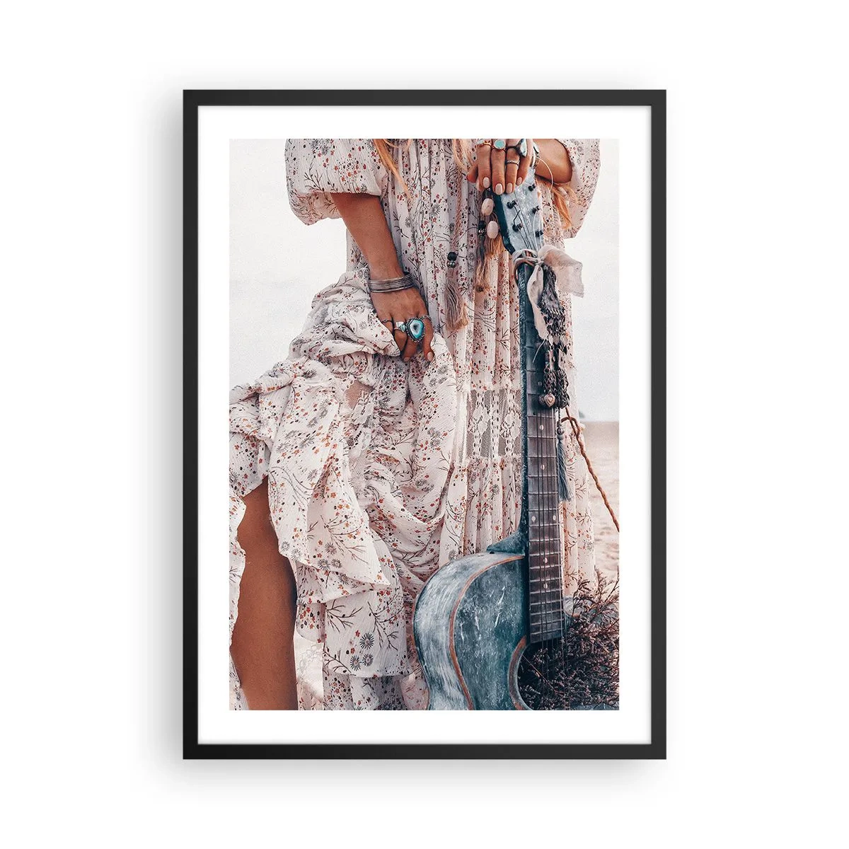 Plakat i sort ramme - Et fragment af en kjole med ornamenter og en boho-stil guitar - 50x70cm - Børn blomster på vej - Moderne vægdekoration til stue og soveværelse ARTTOR