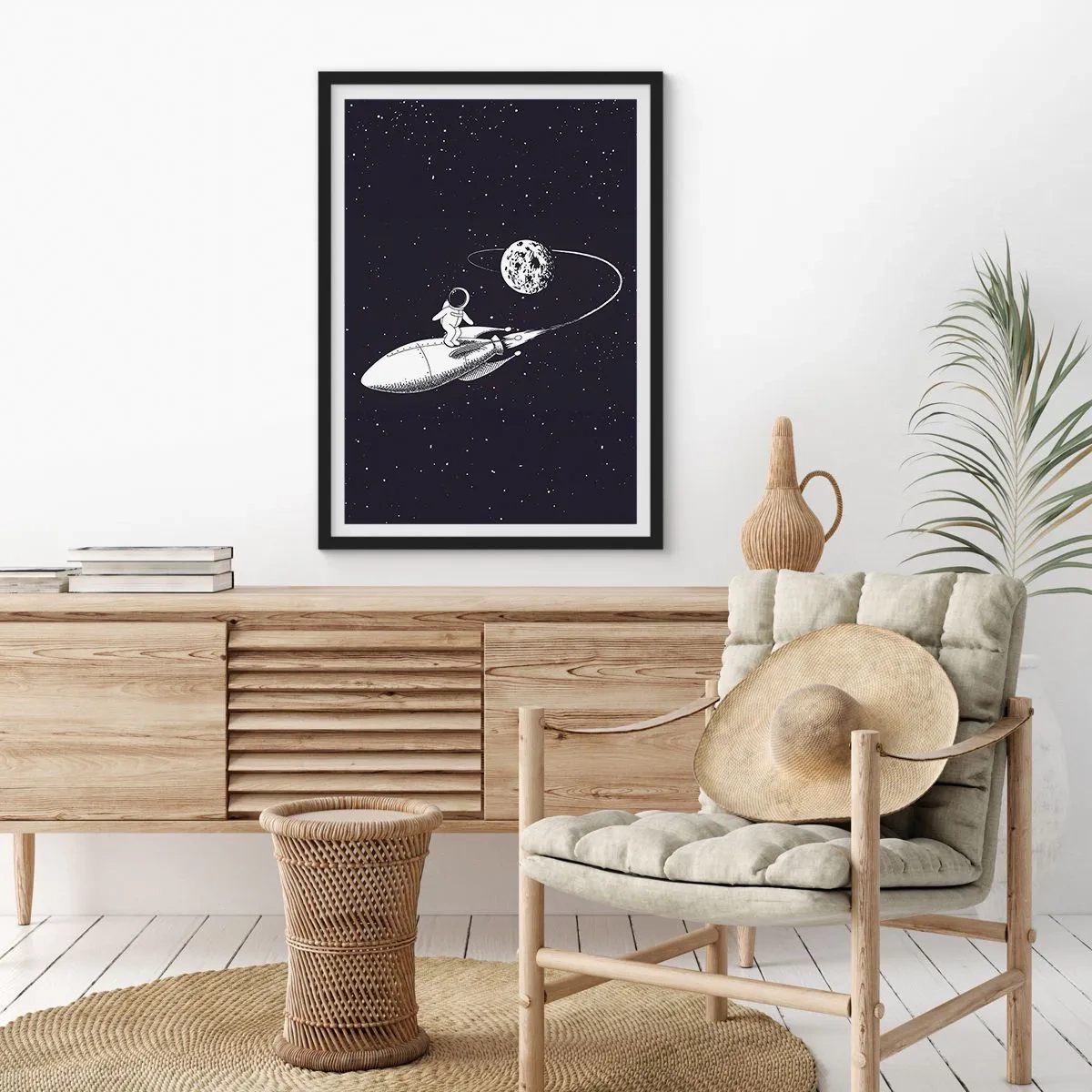 Plakat i sort ramme - En astronaut står på en raket, der flyver i rummet - 50x70cm - Space surfer - Moderne vægdekoration til stue og soveværelse ARTTOR