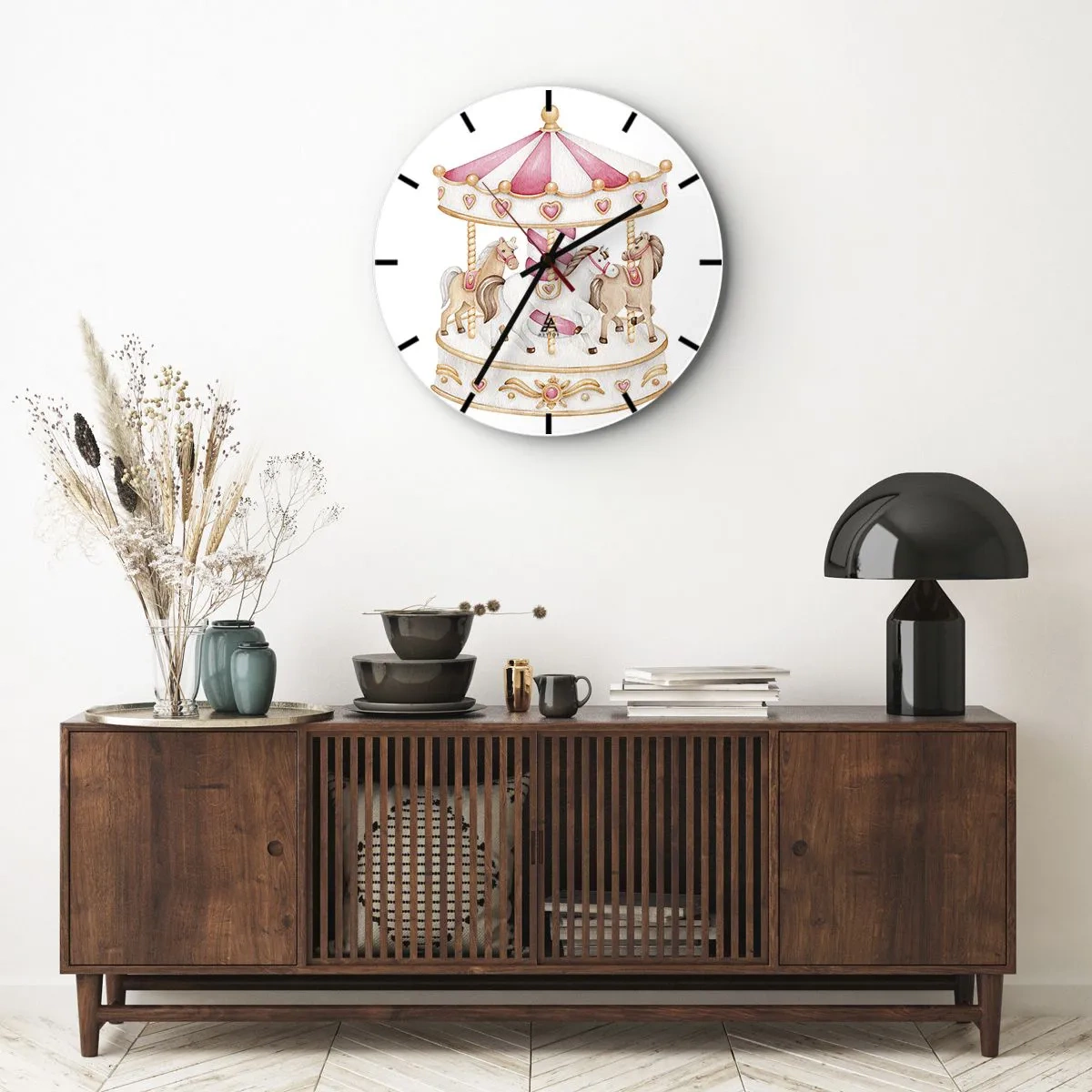 Vægur, Uret - Pink og cremefarvet karrusel med heste på en hvid baggrund - 30x30cm - Barndommens søde verden - Moderne vægdekoration til stue, køkken og soveværelse ARTTOR