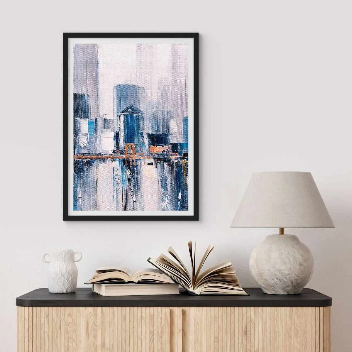 Plakat i sort ramme - Abstrakt bypanorama i nuancer af blå og hvid - 50x70cm - Indtryk fra New York - Moderne vægdekoration til stue og soveværelse ARTTOR