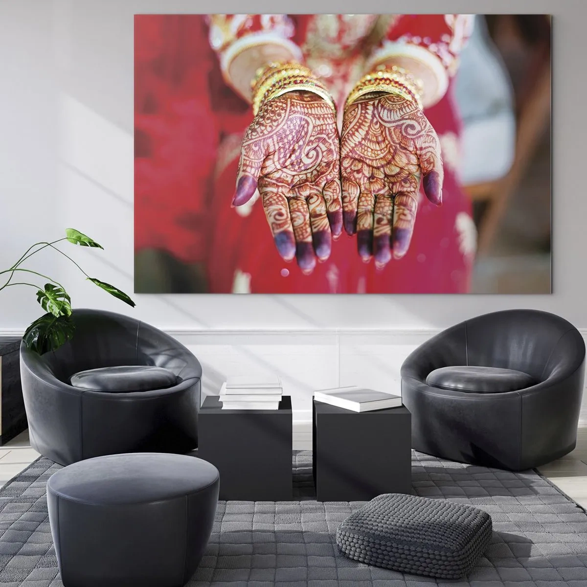 Billede på glas - Henna-hænder i traditionelt tøj mod en rød baggrund - 70x50cm - Klar til at fange lykken - Moderne vægdekoration til stue og soveværelse ARTTOR