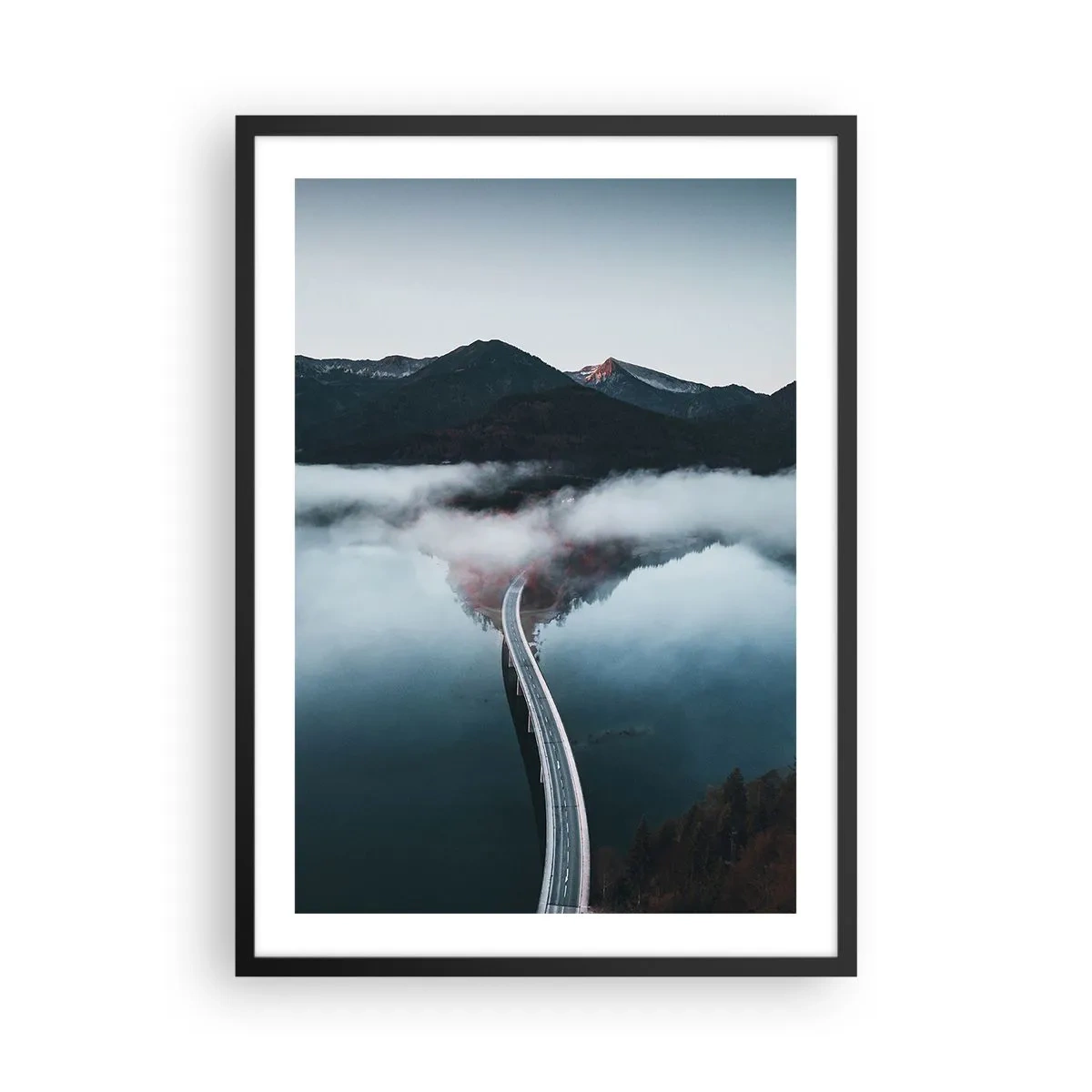 Plakat i sort ramme - En bro over en rolig sø, der spejler bjergene i baggrunden. - 50x70cm - Over vand så glat som et spejl - Moderne vægdekoration til stue og soveværelse ARTTOR