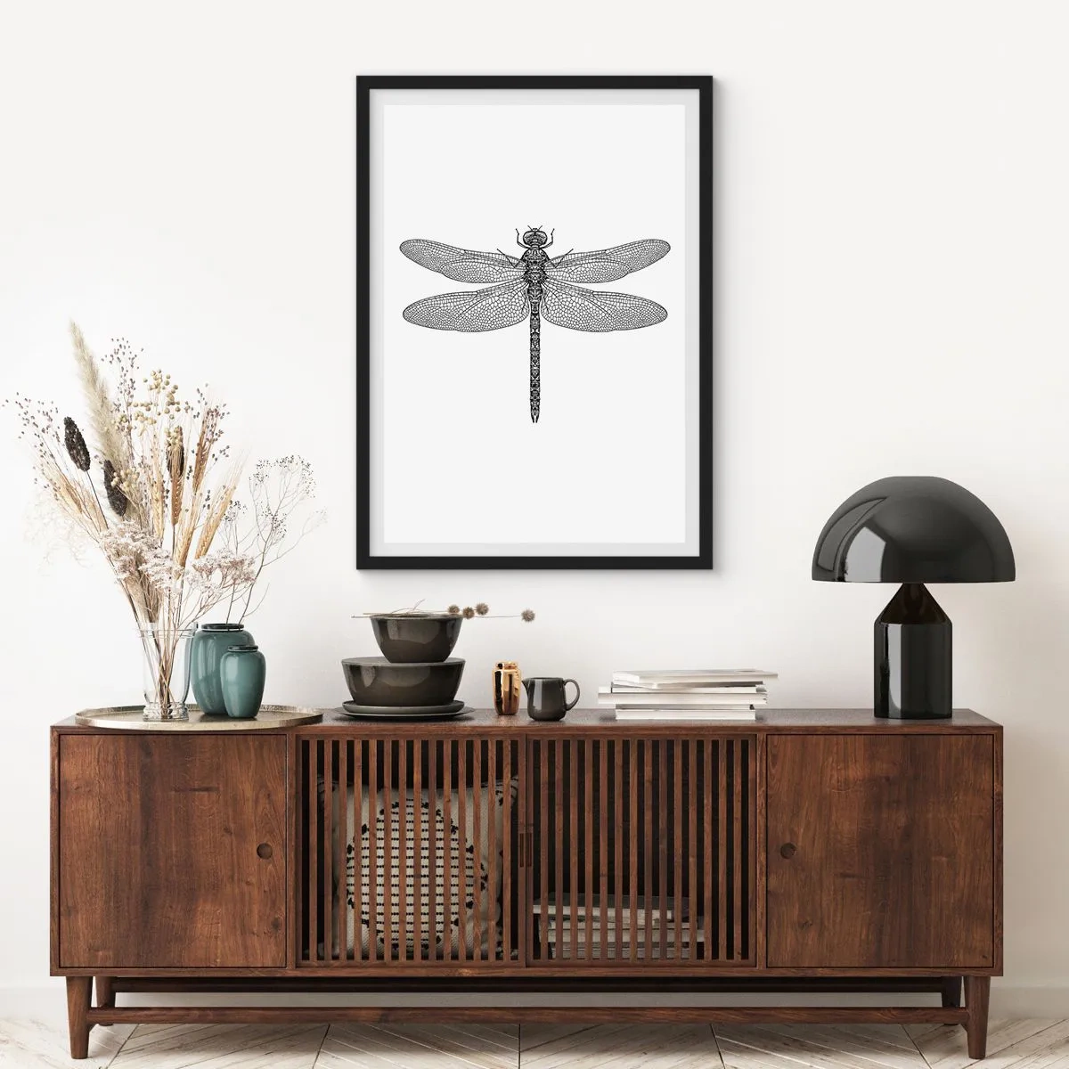 Plakat i sort ramme - Sort-hvid illustration af en guldsmed på en hvid baggrund - 50x70cm - Præcision i naturen - Moderne vægdekoration til stue og soveværelse ARTTOR