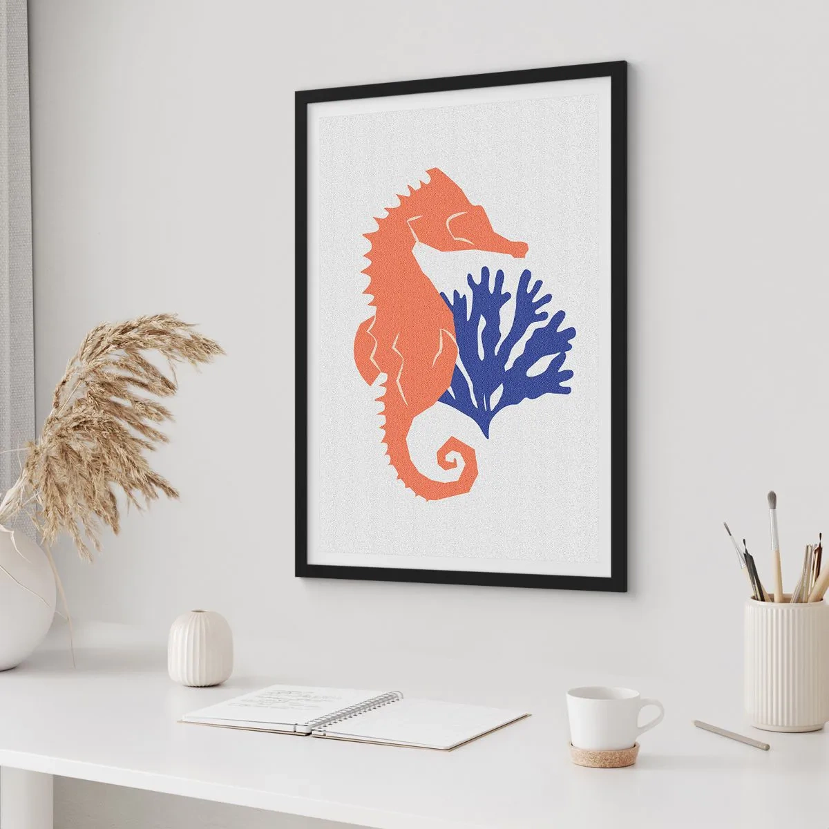 Plakat i sort ramme - Minimalistisk søhest- og koralgrafik - 50x70cm - På en eng under vandet - Moderne vægdekoration til stue og soveværelse ARTTOR