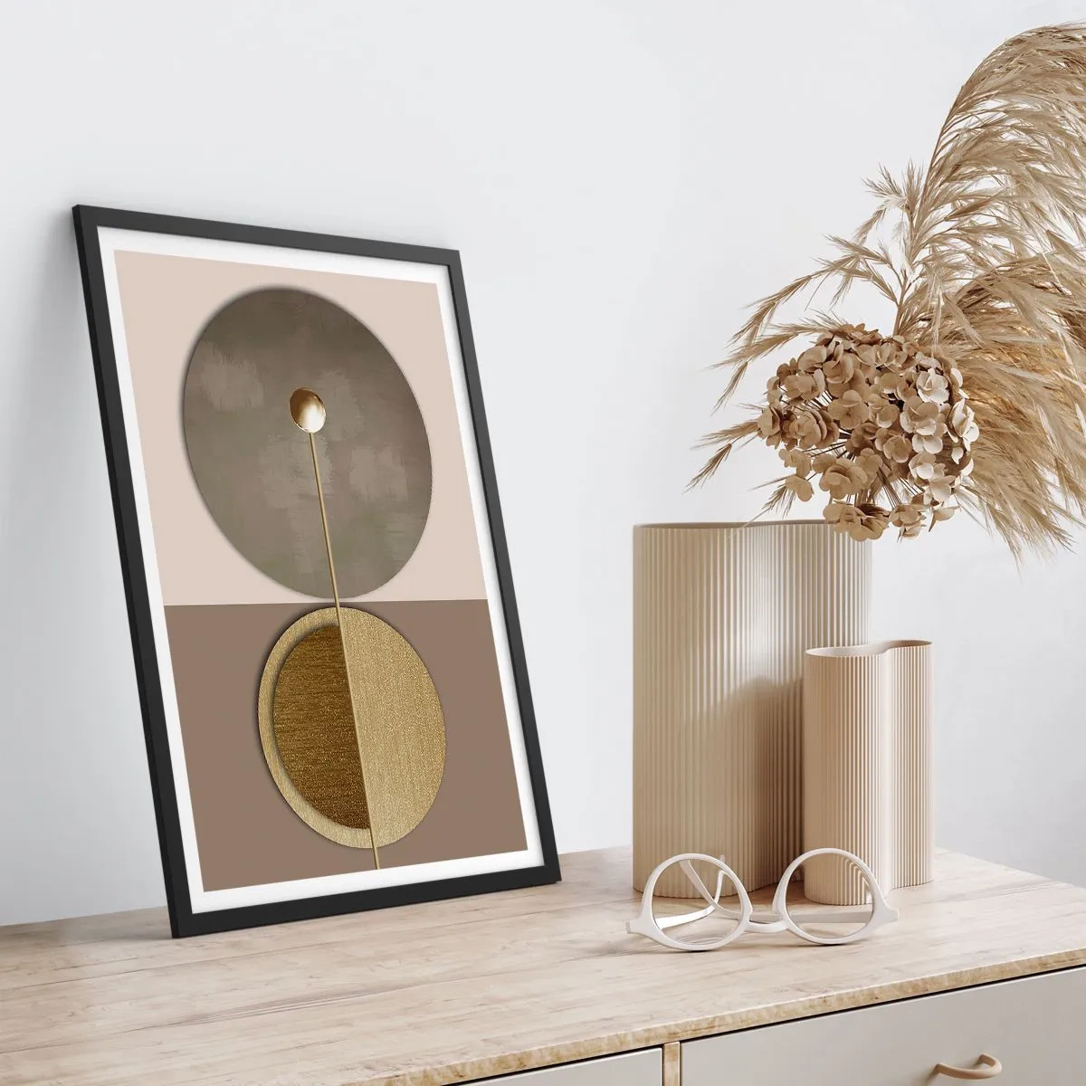 Plakat i sort ramme - Moderne geometrisk abstraktion i nuancer af guld og beige - 50x70cm - Perfekt balance - Moderne vægdekoration til stue og soveværelse ARTTOR
